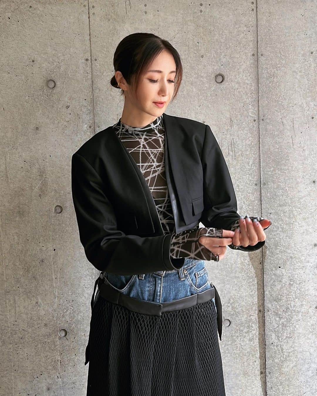 川島幸美さんのインスタグラム写真 - (川島幸美Instagram)「朝夕は軽めのジャケットを 羽織れる涼しさになりましたね🌙  横から見ると前下がりのシルエットがシャープな クロップドジャケット❤︎ 前端にはフェイクレザーのトリミングを効かせてみました✌️」9月26日 22時05分 - yukimikawashima