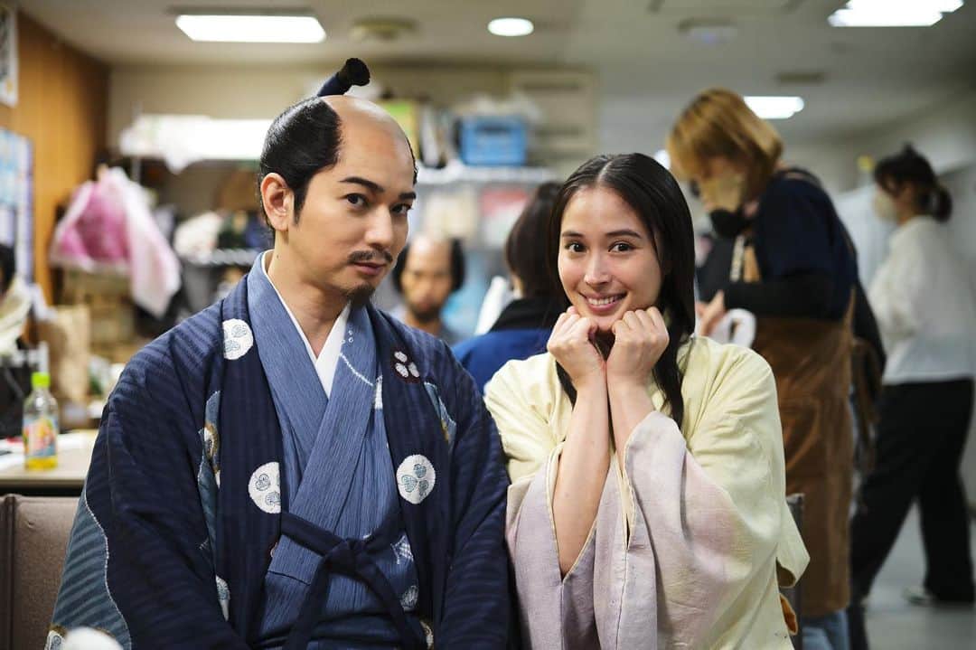 のインスタグラム：「⁡ ⁡ 於愛さんとのオフショットでーす。 ⁡ アリスちゃんお疲れ様でした！！ ⁡ photo by Ieyasu & Staff ⁡ #どうする家康 #於愛の方 #広瀬アリス #クランクアップの花束も #明るさに家康も僕も助けられました。 #ありがとう #息子は元気に成長しています #小手伸也 #音尾琢真 #松山ケンイチ #山田裕貴 #古川琴音 #鳴海唯 #松本潤」