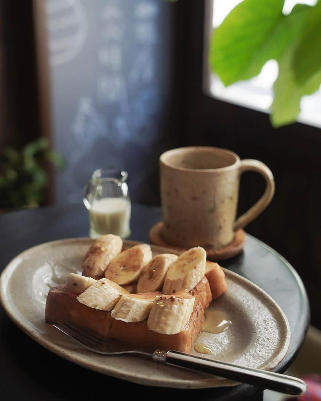 miku_colorsのインスタグラム：「先日お邪魔した  @ukabucoffee ウカブ珈琲店さん。 . 焙煎所だけどお席もあるのでコーヒー(ケニア)と バナナトーストを頂きました😋 . 店内のイラストは奥様の手描きだそうで めちゃくちゃ可愛くて癒された〜♡ . 他のコーヒーも飲んでみたいし、 スパイスあんバターサンドや 可愛いウカブドリクッキーも気になるから またゆっくりお邪魔したいなあ〜。 . . . . 2023.9.26 . #ウカブ珈琲店#コーヒー#芦屋川カフェ#芦屋カフェ#カフェ巡り#焙煎所#みくおさんぽ#フードフォト#バナナトースト#トースト#toast#coffee#coffeetime#foodphoto#cafe#cafestagram#sonyphotography」