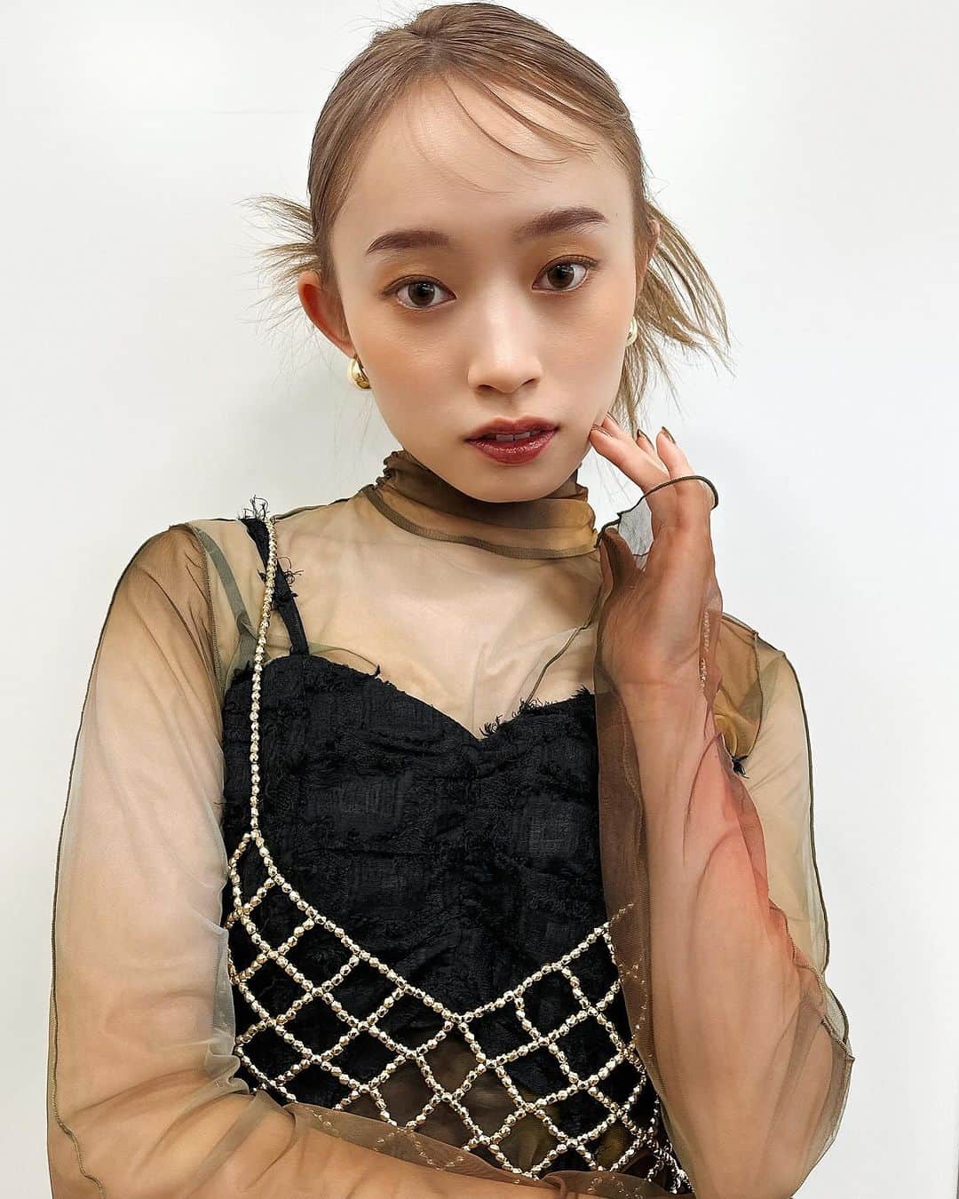 谷口翠彩のインスタグラム：「大阪セミナー 💇🏻‍♀️💆🏻‍♀️💄  @wellapro_japan  @wellahair  @dalia_official_jp  @dalia_dlive   👱🏻‍♀️ @ayapantsdayo 🙏🏻  hair color & hair makeup. 【sweet casual + modern mode.】 ⚫︎叶える、なりたい女性像。 ⚫︎ヘアカラーとメイクの関係性。  ヘアとヘアカラー、メイクとファッション。 全てで繋がる🪞🌈 メイクから繋がるカラーカウンセリング。 イルミナカラー使用のオンカラーから、対極の2スタイル、 カウンセリングについてお伝えさせていただきました🙏🏻  お越しくださった皆さま、 ウェラさん、ダリアさん ありがとうございました🙏🏻💛  . .  #みどめいく#みどへあめいく #イルミナ#イルミナカラー#イルミナカラーレシピ #秋メイク#オレンジメイク#ピンクメイク」