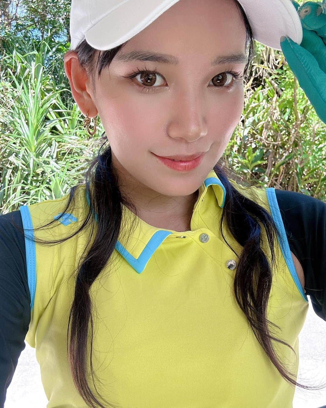 もえしゃんさんのインスタグラム写真 - (もえしゃんInstagram)「沖縄行って初のかねひで喜瀬カントリー⛳️  グリーンは波打ってるみたいだし、バンカーだらけだし難しい😇←  レンタルクラブだったから余計難しかった🥲  まだまだ沖縄は猛暑で汗だくゴルフでした🤣 この日は沖縄らしくビタミンカラーのウェアに💛 またリベンジしよ🥹  #かねひで喜瀬カントリークラブ  #リッツカールトン沖縄  #ゴルフ #ゴルフ女子#ゴルフ男子 #高尔夫球 #ラウンド #スイング #GOLF #ゴルフウェア  #ゴルフ好きと繋がりたい #もえしゃん #スイング動画 #ll #ff #instagolf #golfstagram」9月26日 22時08分 - golf_moe_core