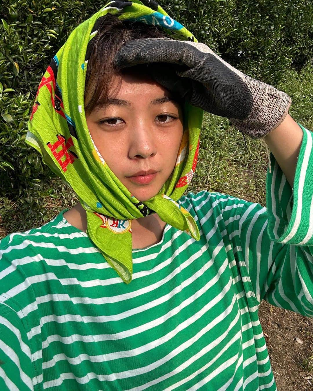 Asano Minamiのインスタグラム：「農業修行🦾💚 ①足の裏と手のひらが硬くなってきた ②バグズライフ ③木の中に作られた鳥の巣かわいい」