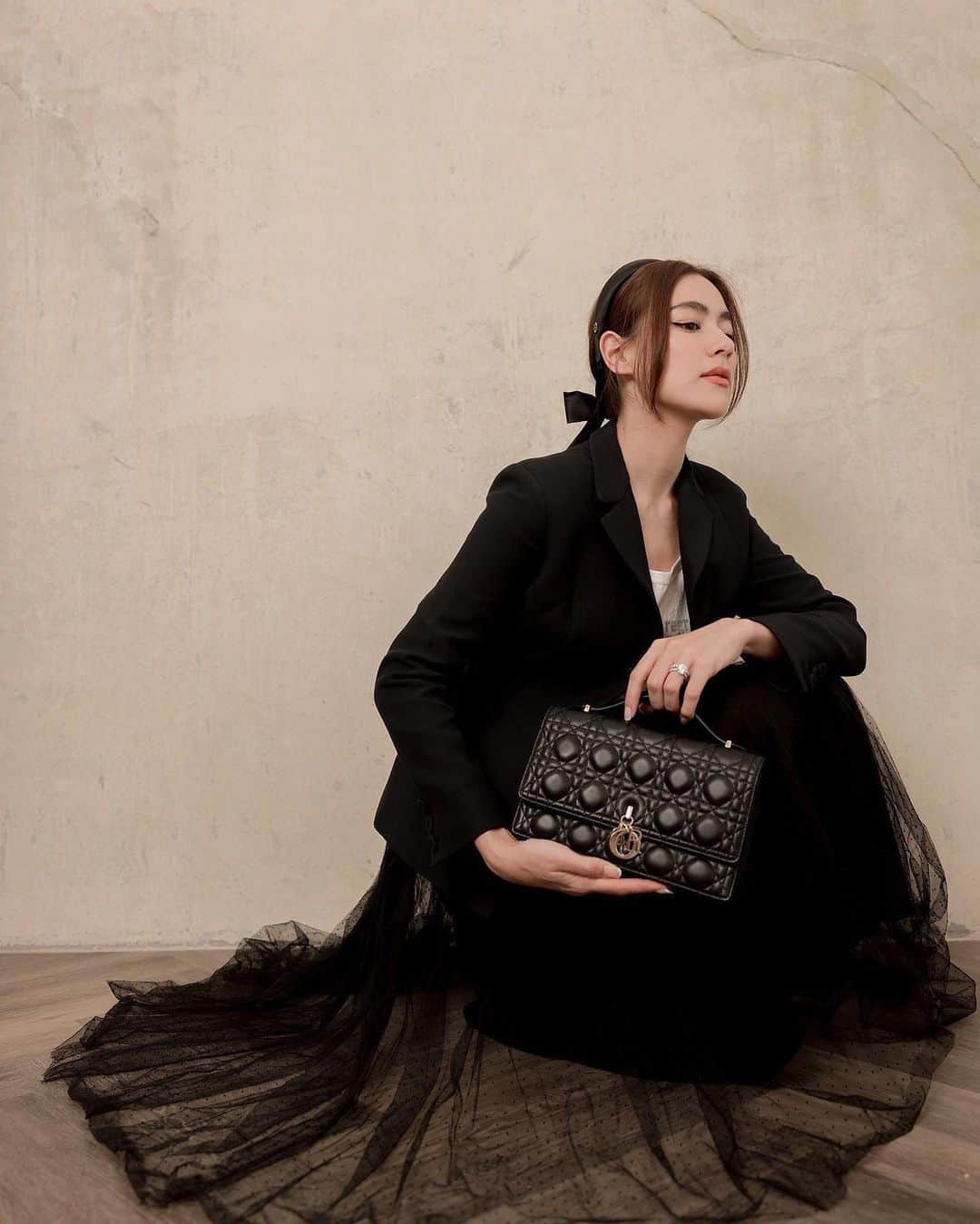 キンバリー・アン・ウォーテマス・ティアムシリのインスタグラム：「So excited! Will be definitely watching without a blink 🤍 #DiorSS24 show at 3PM CET / 8PM BKK time  @Dior @Mariagraziachiuri #MissDiorBag #BarJacket」