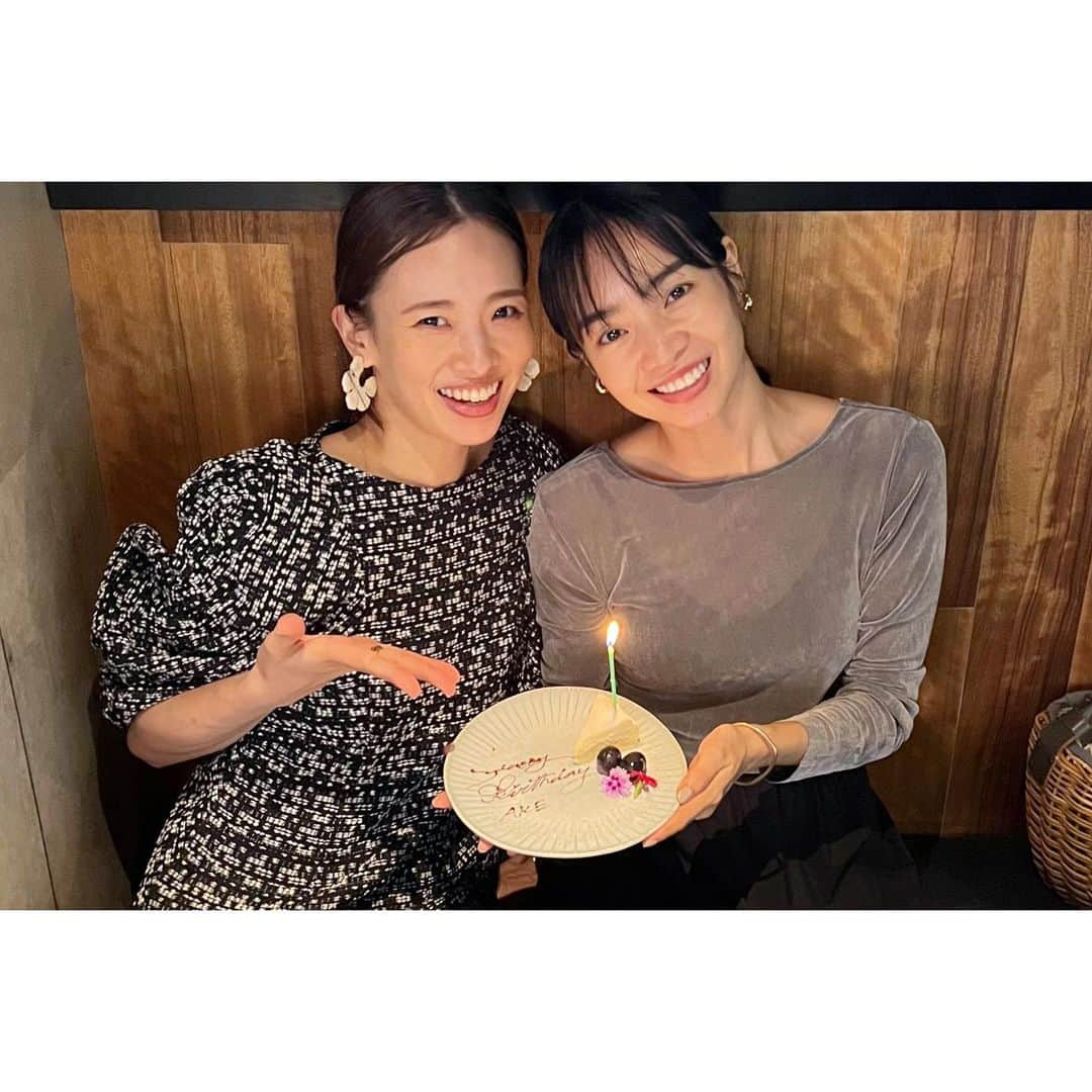 権藤朱実さんのインスタグラム写真 - (権藤朱実Instagram)「🎂🍽 『惚れちゃう相手♡』  今年も一緒にお誕生日ランチした @morita_mae ♡  一緒にお誕生日ランチしようってなってて・・・ お店を予約してくれていた麻恵ちゃん♡  なんとなんと バースデープレートを頼んでくれていたというサプライズ😭♡  ほ、ほれてしまうじゃないかッ♡♡♡  本当にありがとう🥺♡  この歳も、一緒に美味しい楽しい時間を過ごせて嬉しいよ♡♡  またゆっくりと・・・😘  #model #satorujapan #akemigondo #モデル #サトルジャパン #権藤朱実 →@satorujapan_official →@akemigondo ☑︎プロフィールのリンクにて、写真公開中☆ ☑︎リールにて、息子のあれこれ公開中☆」9月26日 16時40分 - akemigondo