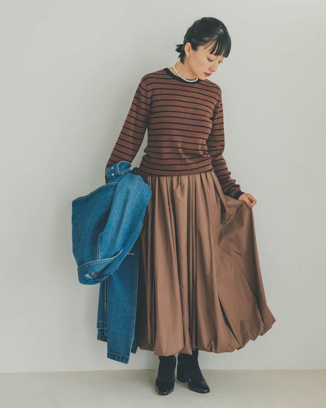 オブレクトさんのインスタグラム写真 - (オブレクトInstagram)「Miyako Takayama × oblekt 🌿   高山都さんとの秋の最新コラボアイテム、大変ご好評いただきありがとうございます✨  こちらはLIMONTAボリュームスカート Color.ブラック/ブラウン ￥19,800(税込)  高級感のある微光沢が特徴のバルーンスカート✨ ボリュームがありつつ、柔らかくしなやかな素材で膨らみすぎず、デイリーにご着用できるアイテムです🌿皺になりにくく、ウエスト後ろはゴムのイージー仕様で程よくカジュアルに着こなせます。 まだ暑い秋口にはカットソー合わせで、冬本番はニットやスウェットに合わせて、シーズンレスで穿けるので、組み合わせ次第でスタイリングを楽しめる1枚です✨  他にもリバティー柄プリントワンピースやニットメルトンワンピース など今すぐ着られて冬まで楽しめるアイテムが揃います✨  詳しくはoblekt 公式オンラインストアをご覧ください🌿  #oblekt #オブレクト #高山都 さん」9月26日 16時43分 - oblekt_jp