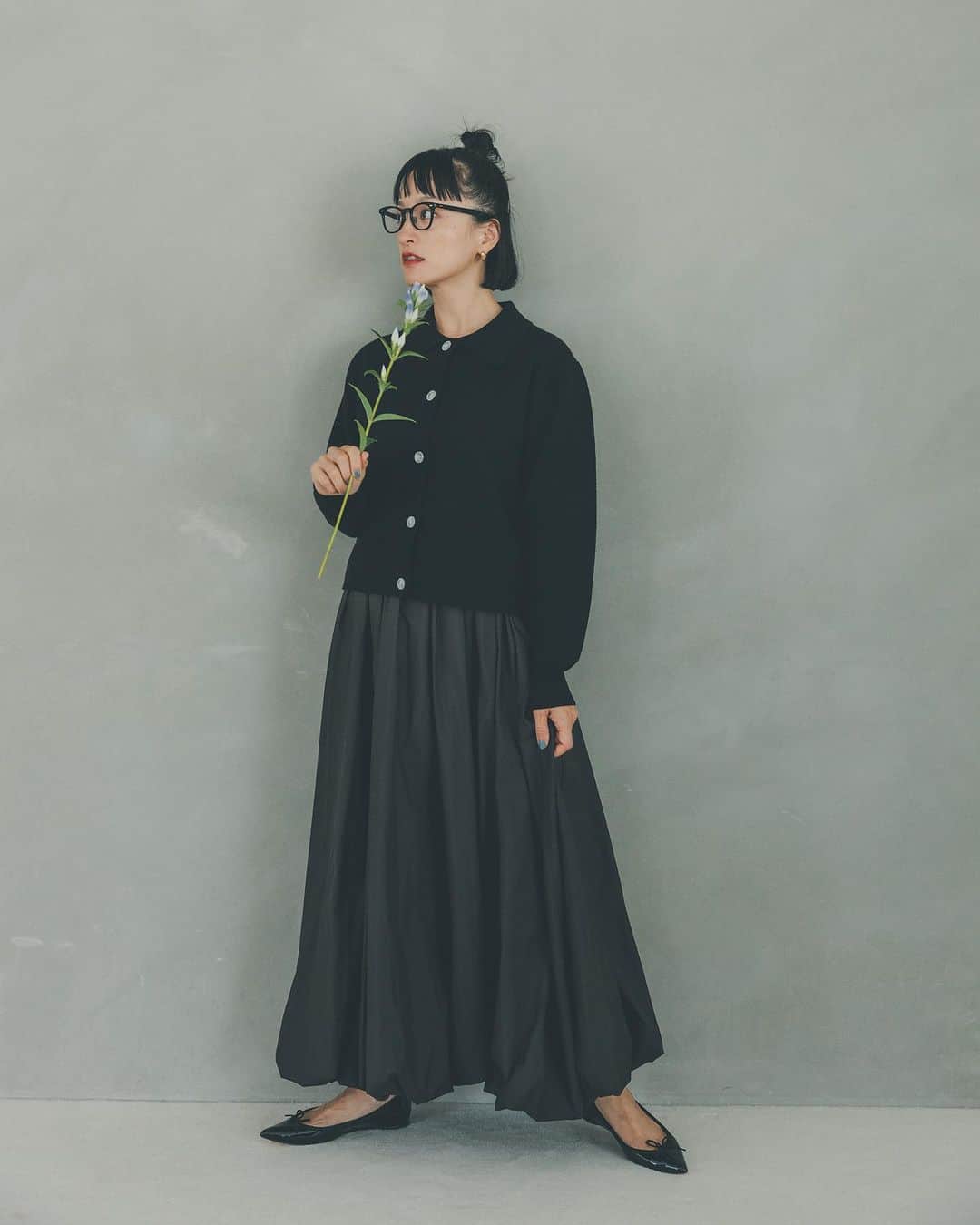 オブレクトのインスタグラム：「Miyako Takayama × oblekt 🌿   高山都さんとの秋の最新コラボアイテム、大変ご好評いただきありがとうございます✨  こちらはLIMONTAボリュームスカート Color.ブラック/ブラウン ￥19,800(税込)  高級感のある微光沢が特徴のバルーンスカート✨ ボリュームがありつつ、柔らかくしなやかな素材で膨らみすぎず、デイリーにご着用できるアイテムです🌿皺になりにくく、ウエスト後ろはゴムのイージー仕様で程よくカジュアルに着こなせます。 まだ暑い秋口にはカットソー合わせで、冬本番はニットやスウェットに合わせて、シーズンレスで穿けるので、組み合わせ次第でスタイリングを楽しめる1枚です✨  他にもリバティー柄プリントワンピースやニットメルトンワンピース など今すぐ着られて冬まで楽しめるアイテムが揃います✨  詳しくはoblekt 公式オンラインストアをご覧ください🌿  #oblekt #オブレクト #高山都 さん」