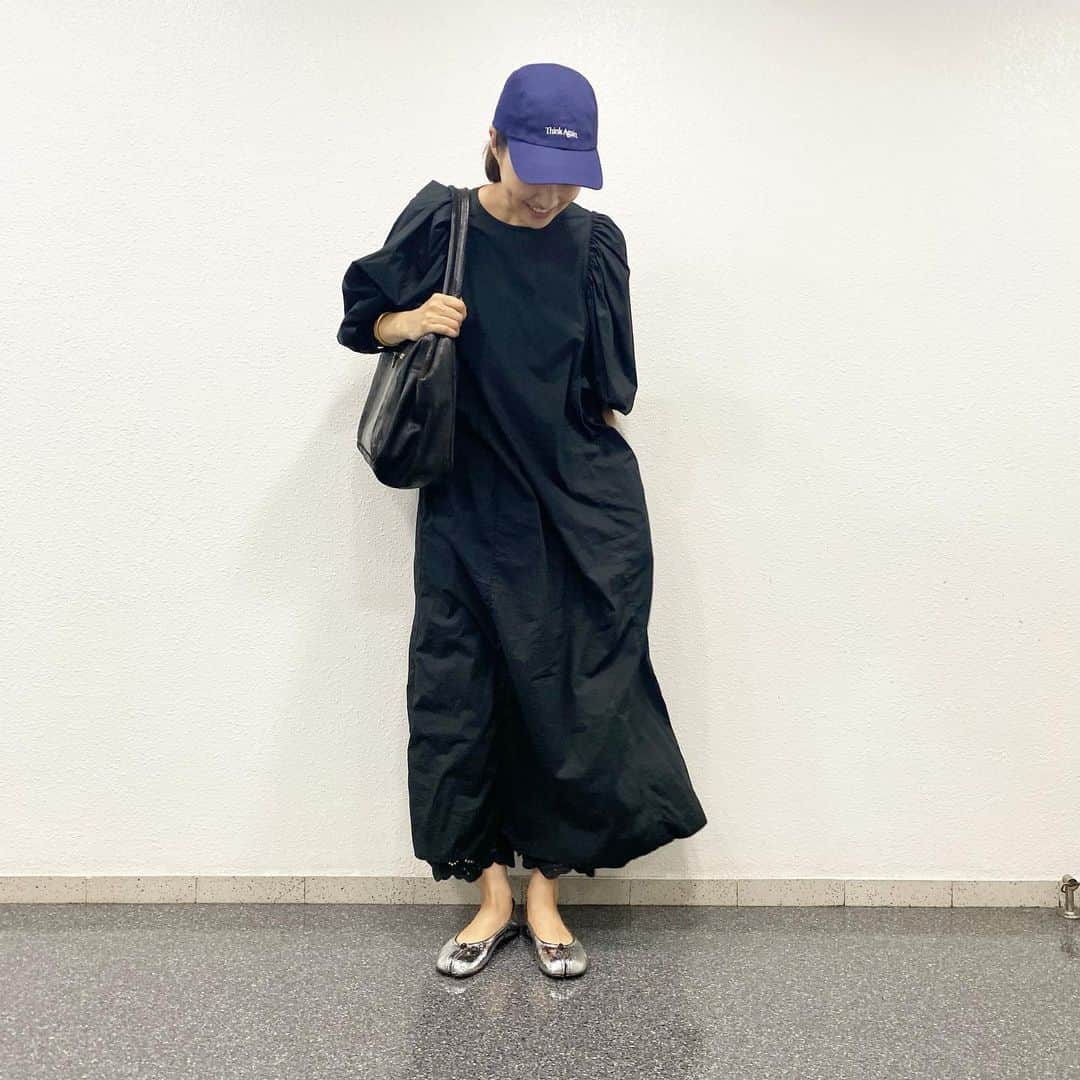 浜島直子のインスタグラム：「少しずつ涼しくなってきて嬉しいんだけど、暑い日が長かったせいか何着ていいかワケワカメ。(え？死語？もはや死語が死語？🤩)  とりあえず、ワンピースの下にレースガウチョパンツを履いて。  汗と虫刺されのストレスも減って、重ね着も楽しめて、やっぱり秋は1番好きな季節だわ🖤 ・ #誰にも聞かれていませんが #ワンピース　#universaltissu  #レースガウチョパンツ #liveincomfort #felissimo  (私は身長168センチでMサイズを履いてます) #靴　#maisonmargiela  #バッグ　#paulharnden  #帽子　#softhyphen」