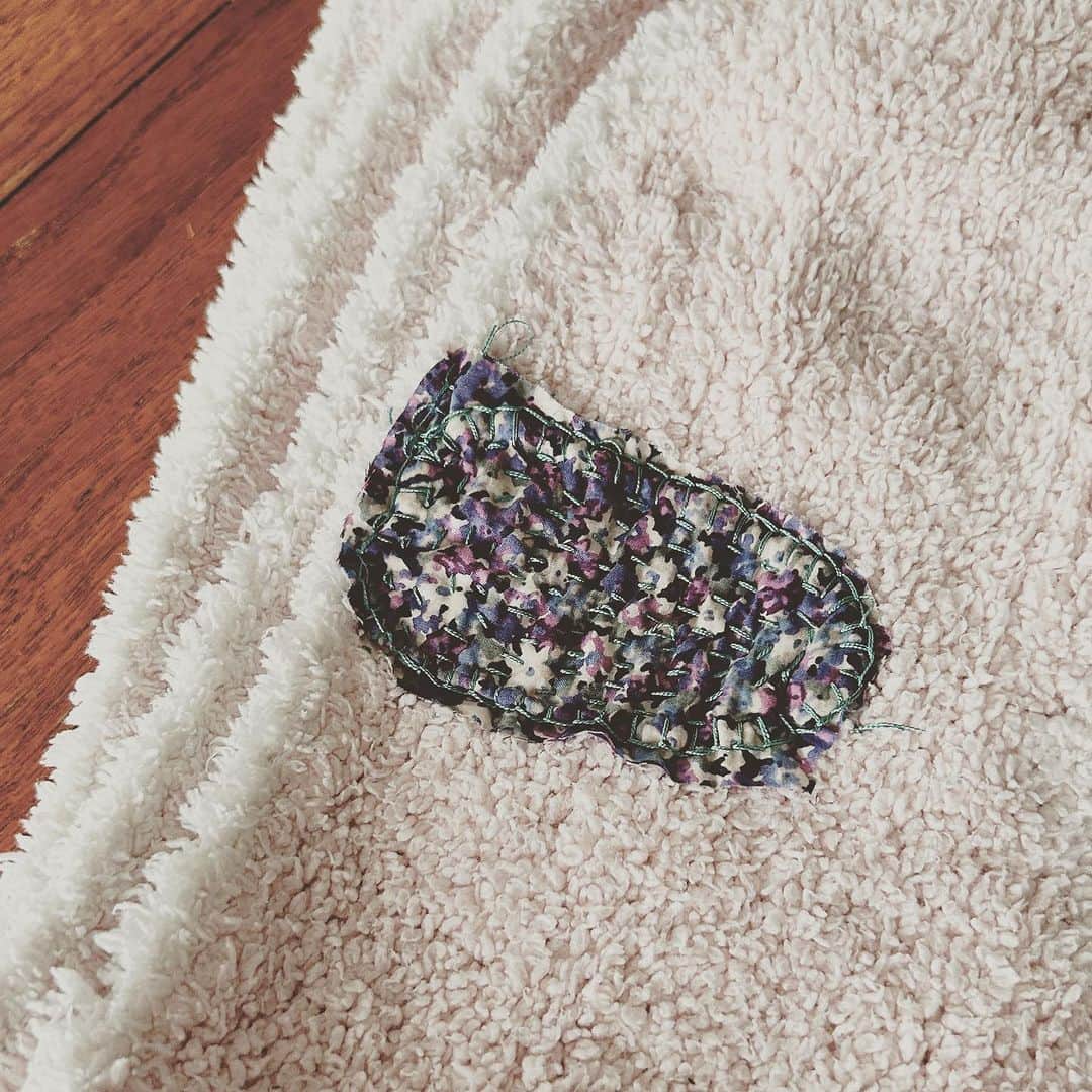KIKIのインスタグラム：「へたっぴ手芸🧵 娘の保育園で使っているブランケットの穴をふさぐ 寝入りにほじほじしてるのか どんどん広がっていく穴 リバティの端切れをちくちく イメージはあるのにイメージどおりにならず… 草鞋か！という仕上がりになってしまったけど 愛情はこもってるよ❤️‍🩹 #誰か手芸教えて」