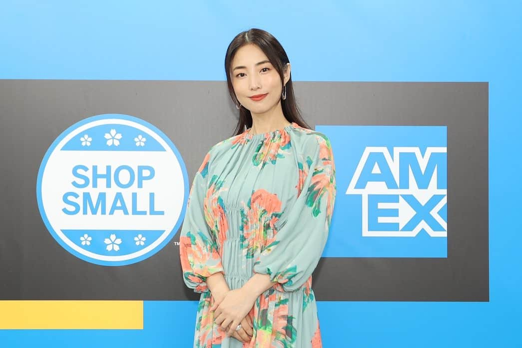 MEGUMIのインスタグラム：「私がスペシャルサポーターを務める 「RISE with SHOP SMALL2023」の授賞式に参加してきました。  受賞された皆さんが、 地域、社会をより良くしようという思いで事業をやられていている事を知り、とても感動しました。  それと同時に、経営は本当に大変で孤独な側面もあります。 私も立ち上げの時は、悩みだらけでしたし、誰に相談して良いかも分からなかったです。 そんな経営者の方に寄り添ってくれるAmexさんの取り組みは、とても素晴らしく、心強いと思います。  Amexさんは、スモールビジネスオーナーを応援する取り組みを様々行っています。 その一環として、RISE with Shop Smallを通じて加盟店のサ ポートもやられています。 Amex公式アカウントに、RISEプログラムの詳細が掲載されていますので是非チェックしてくださいね。  #アメックスビジネス #ShopSmall #ショップスモール #Promotion @amexjp」