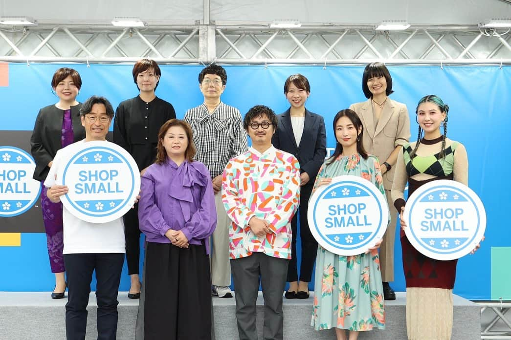 MEGUMIさんのインスタグラム写真 - (MEGUMIInstagram)「私がスペシャルサポーターを務める 「RISE with SHOP SMALL2023」の授賞式に参加してきました。  受賞された皆さんが、 地域、社会をより良くしようという思いで事業をやられていている事を知り、とても感動しました。  それと同時に、経営は本当に大変で孤独な側面もあります。 私も立ち上げの時は、悩みだらけでしたし、誰に相談して良いかも分からなかったです。 そんな経営者の方に寄り添ってくれるAmexさんの取り組みは、とても素晴らしく、心強いと思います。  Amexさんは、スモールビジネスオーナーを応援する取り組みを様々行っています。 その一環として、RISE with Shop Smallを通じて加盟店のサ ポートもやられています。 Amex公式アカウントに、RISEプログラムの詳細が掲載されていますので是非チェックしてくださいね。  #アメックスビジネス #ShopSmall #ショップスモール #Promotion @amexjp」9月26日 16時49分 - megumi1818