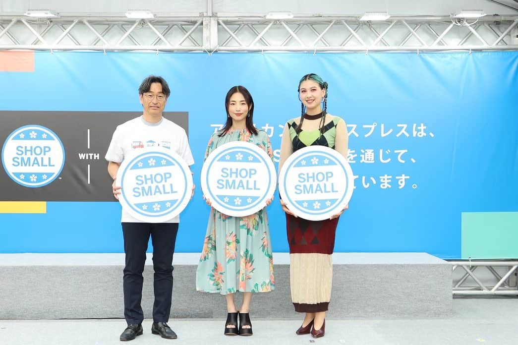 MEGUMIさんのインスタグラム写真 - (MEGUMIInstagram)「私がスペシャルサポーターを務める 「RISE with SHOP SMALL2023」の授賞式に参加してきました。  受賞された皆さんが、 地域、社会をより良くしようという思いで事業をやられていている事を知り、とても感動しました。  それと同時に、経営は本当に大変で孤独な側面もあります。 私も立ち上げの時は、悩みだらけでしたし、誰に相談して良いかも分からなかったです。 そんな経営者の方に寄り添ってくれるAmexさんの取り組みは、とても素晴らしく、心強いと思います。  Amexさんは、スモールビジネスオーナーを応援する取り組みを様々行っています。 その一環として、RISE with Shop Smallを通じて加盟店のサ ポートもやられています。 Amex公式アカウントに、RISEプログラムの詳細が掲載されていますので是非チェックしてくださいね。  #アメックスビジネス #ShopSmall #ショップスモール #Promotion @amexjp」9月26日 16時49分 - megumi1818