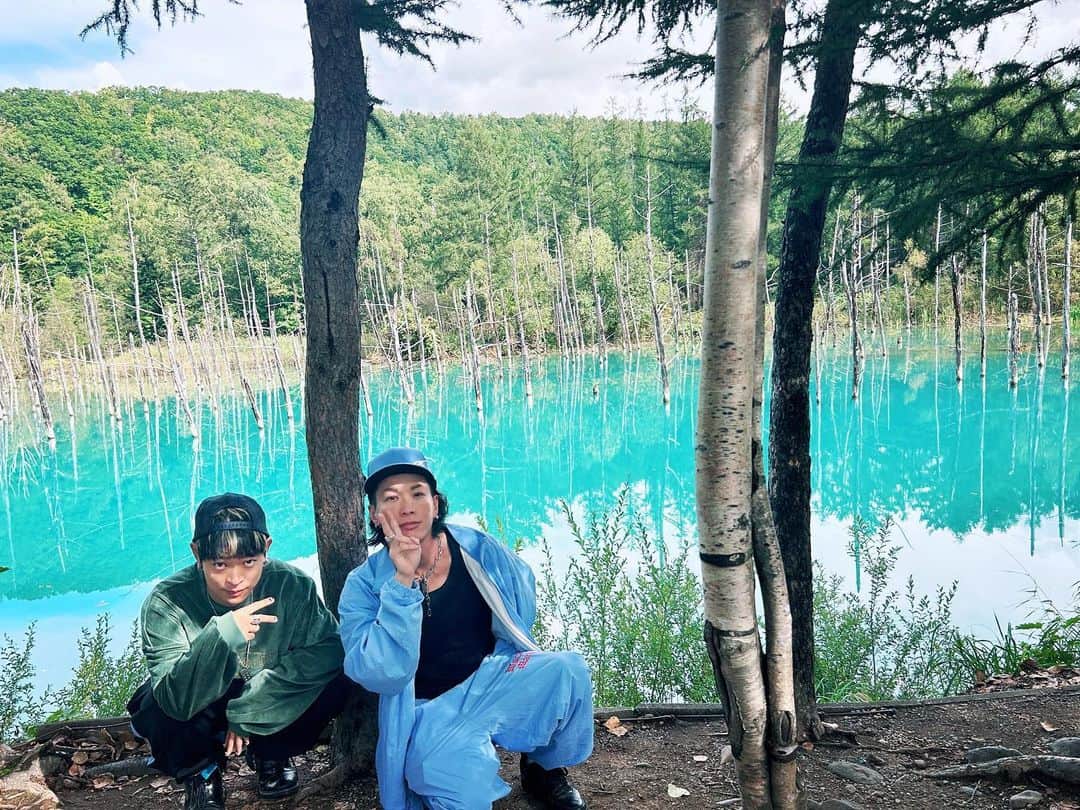 THE ORAL CIGARETTES のインスタグラム：「先日移動日に白金青い池に立ち寄りました！ とてもきれいでした✨✨ 北海道を満喫しながらツアーは続いております🚌  #オーラル_放浪TOUR  --- We recently stopped by Shirogane Blue Pond on a moving day! It was so beautiful ✨✨」