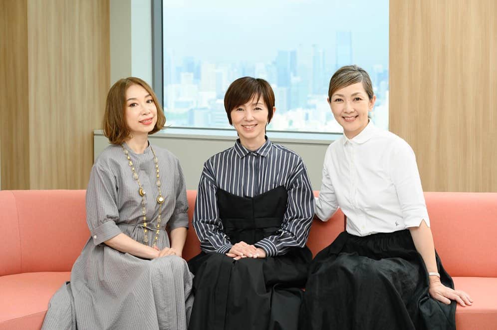 野宮真貴さんのインスタグラム写真 - (野宮真貴Instagram)「. 野宮真貴x松本孝美x渡辺満里奈による座談会連載『大人の女史会』にようこそ。  「大人の栄養学 その食べ方間違いだらけ？」 今回はダイエットアプリ「あすけん」の管理栄養士さんにお話を伺いました。  実は私2019年から「あすけん」ユーザー。 あすけんの未来さん（アプリの栄養士）に「ちょっと飲み過ぎてしまいましたか？」と言われ続けてますが😅  三人それぞれの悩みを率直にぶつけています。 是非、お読みください。  文春オンラインはこちら☟ https://bunshun.jp/articles/-/65828   #週刊文春WOMAN #文春オンライン#大人の女史会 にようこそ#大人の女史会あすけん#松本孝美 #渡辺満里奈#野宮真貴#missmakiomiya」9月26日 16時53分 - missmakinomiya
