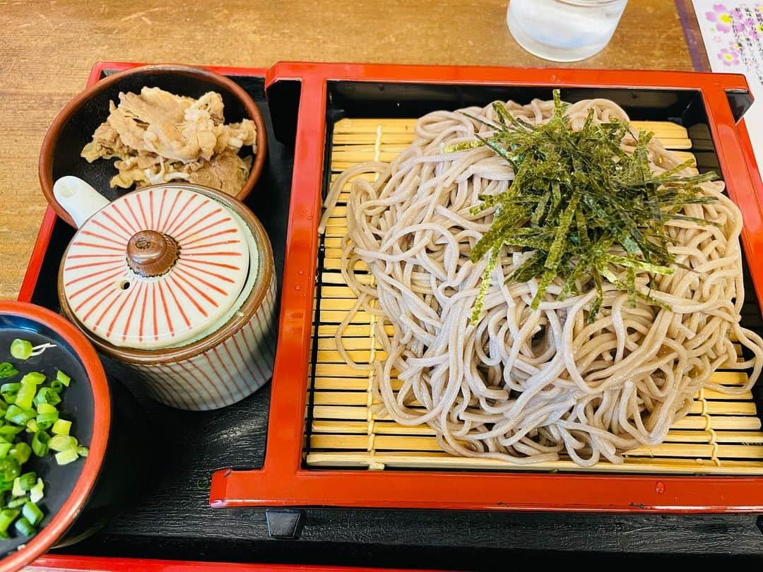 一井悠理のインスタグラム：「このざる蕎麦食べてお腹苦しくて次の日までなんも食べれなかった🤣 #甲佐グルメ #甲佐ランチ #熊本グルメ #手延べそうめん #肥後そう川手延べ麺  #ざる蕎麦」