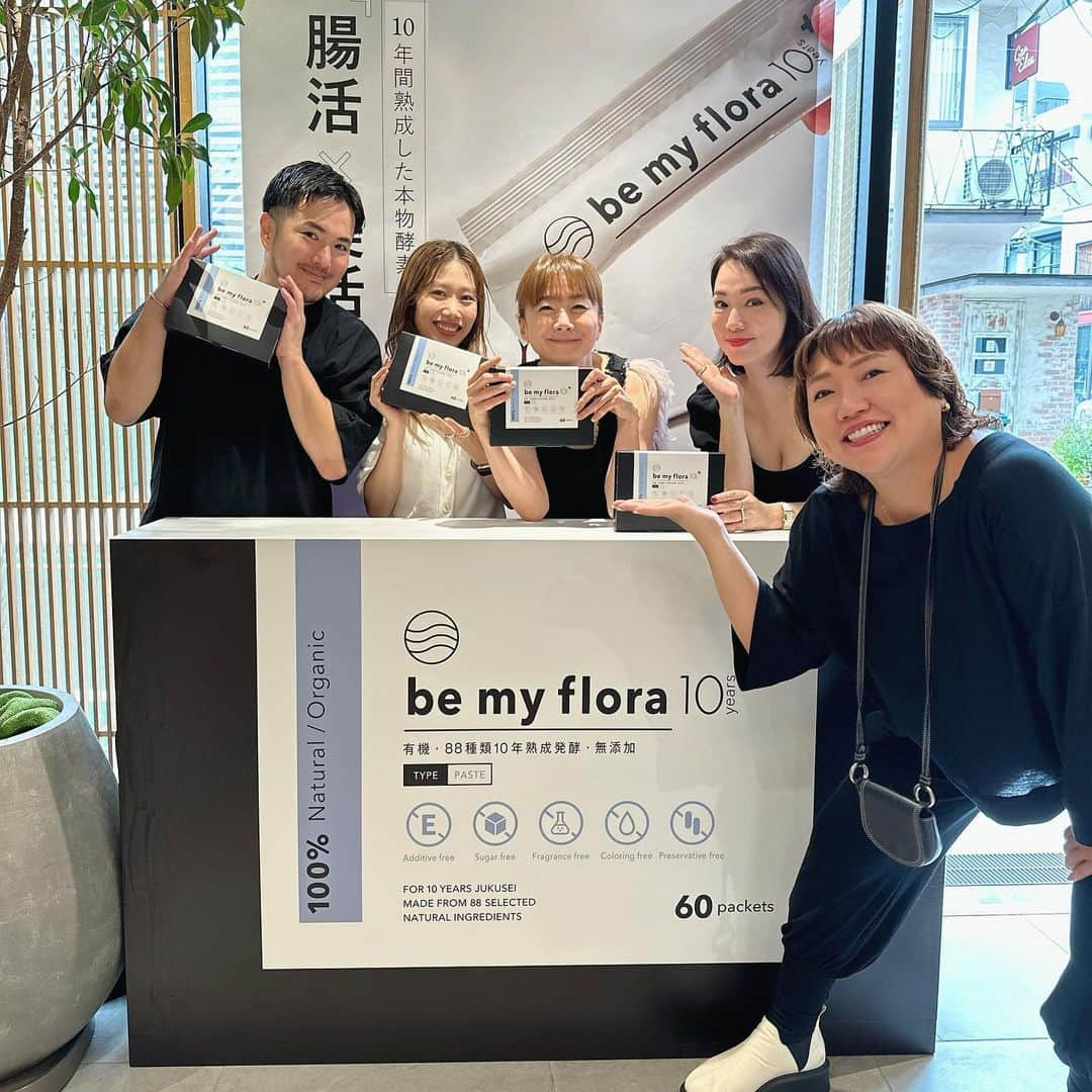 岸本佳子さんのインスタグラム写真 - (岸本佳子Instagram)「Be my flora 10+   多分日本中探しても @bemyflora 以上のハイクオリティの 酵素は存在しません。 クイーンオブ酵素です。  腸の善玉菌を増やしてバランスを整え 痩せやすい身体に導いてくれる そして美肌にもなれちゃいます。  私のまわりは皆んな飲んでる。 そんな @bemyflora の10年熟成が新登場！ 今日は @bemyflora_kitchen にて メディア向けのお披露目でした。  #bemyflora #beauty #helthyfood #lifestyle #腸活」9月26日 17時04分 - yoshico_kishimoto