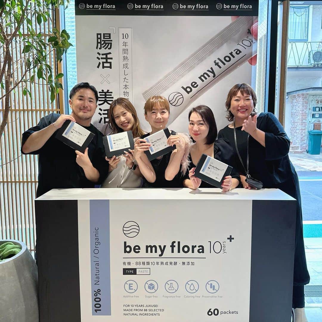 岸本佳子のインスタグラム：「Be my flora 10+   多分日本中探しても @bemyflora 以上のハイクオリティの 酵素は存在しません。 クイーンオブ酵素です。  腸の善玉菌を増やしてバランスを整え 痩せやすい身体に導いてくれる そして美肌にもなれちゃいます。  私のまわりは皆んな飲んでる。 そんな @bemyflora の10年熟成が新登場！ 今日は @bemyflora_kitchen にて メディア向けのお披露目でした。  #bemyflora #beauty #helthyfood #lifestyle #腸活」