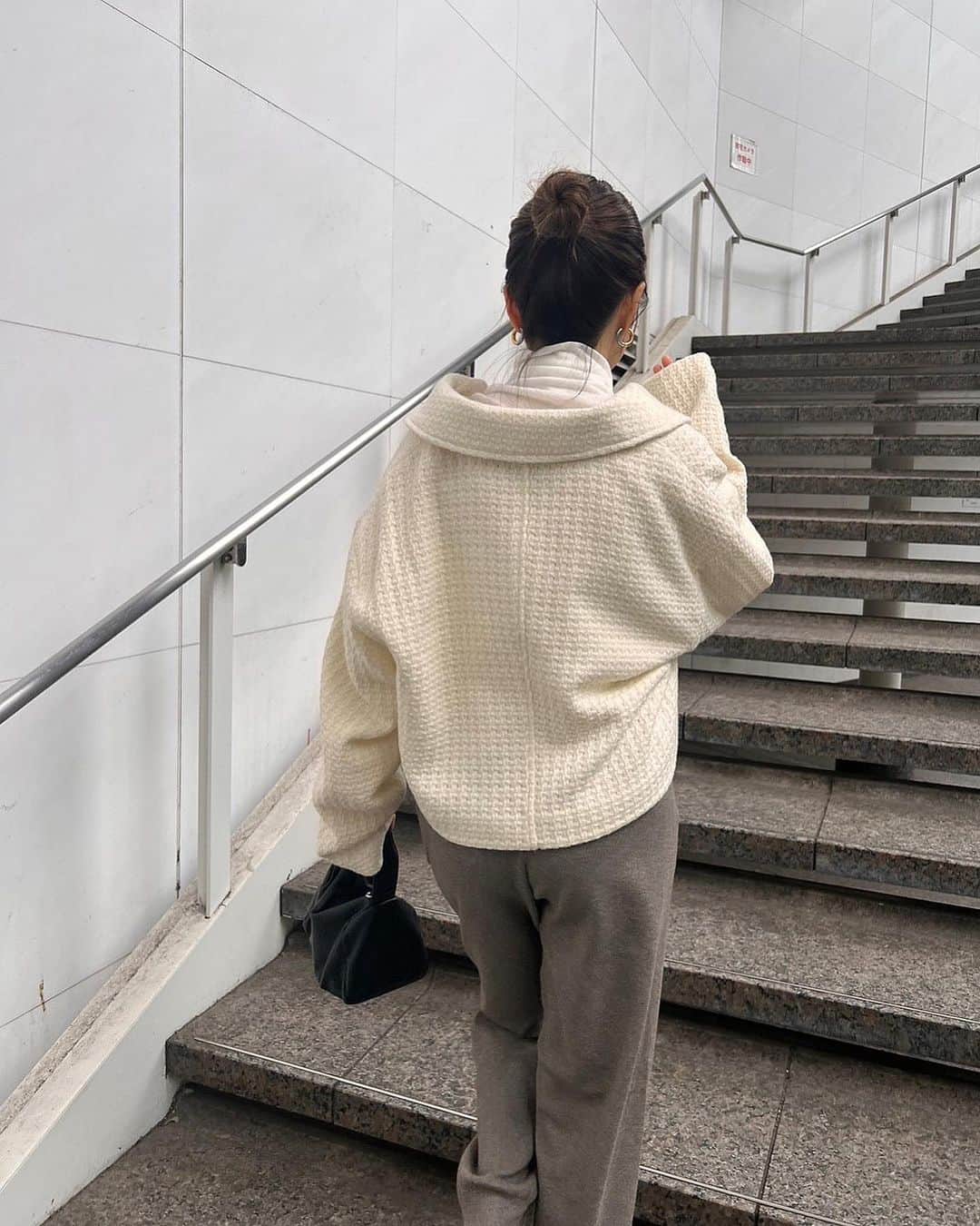 ETRÉ TOKYO ストアのインスタグラム：「@etretokyo  【9/28 New Arrival】 ㅤㅤㅤ ㅤㅤ #ETREステンカラーツィードブルゾン O.WHITE / NAVY S.M size ¥36,300(tax in)  ㅤㅤㅤ  新宿スタッフ @etretokyo_yumi 150cm @etretokyo_maki 161cm  ㅤㅤㅤ 着用カラー：O.WHITE  - - - - - - - - - - - - - - - - - - - - - - - - - - - -  商品詳細はTOPページURLよりチェック🔍 ›› @etretokyo_store  ㅤㅤㅤ スタッフコーディネートも毎日更新中【 #etretokyo_staff_ootd 】をフォロー🐿️  TOPページの"フォロー中"から 気になるスタッフのアカウントをフォロー🤝  ㅤㅤㅤ ㅤㅤ  - - - - - - - - - - - - - - - - - - - - - - - - - - - - ⁡  【INFORMATION】 ⁡ㅤㅤㅤ ⁡ ※ 9/28(木)発売のアイテムは 9/29(金)12:00よりお在庫のある場合、ルミネカード会員様限定で店舗通販のご利用が可能です。  ⁡ ※お電話がつながりにくい可能性がございます。 ⁡ ※また混雑時には入場制限及び 試着点数の制限を設けさせて頂きます。 予めご了承ください。 ⁡ ⁡ ご理解、ご協力を賜りますよう 心よりお願い申し上げます。   ㅤㅤㅤ 【LUMINE SHINJUKU STORE】 ETRÉ TOKYO ルミネ新宿2店 TEL：03-5989-0979  ー営業時間ー (平日、土日祝)11:00-21:00 ⁡  #etretokyo#etre#fashion#etretokyoshinjuku #etre#2023etre#etretokyo_staff_ootd#2023aw #大人ファッションコーデ #シンプルスタイル #白黒コーデ  #オトナカジュアルコーデ #フラットシューズ #秋先取り #ショートブルゾン #アイボリーコーデ」