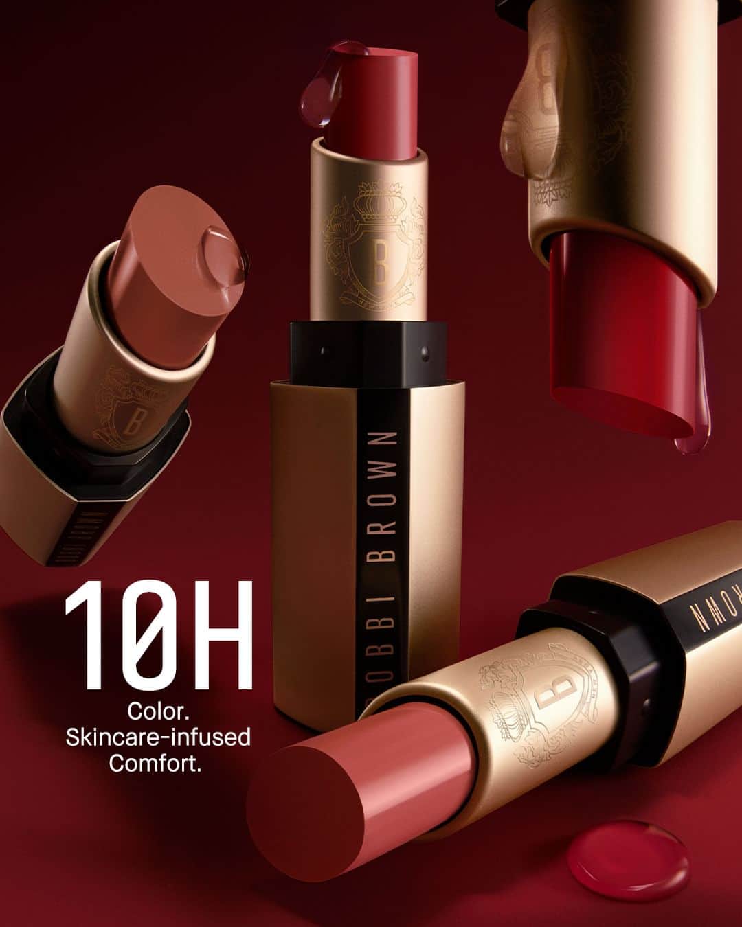 のインスタグラム：「LUXE MATTE LIPSTICK -唇にぽんぽんとのせてふんわりとした印象にも、2色を重ねてオンブルリップにも。さまざまな見せ方で、TPOに合わせた美しい唇を演出💄 リュクス リップスティックに合わせたゴールドとブラックのスタイリッシュなラグジュアリーパッケージ✨  《 #リュクスマットリップスティック 全13色 》 ✓10色：全国発売中 ✓3色（823、878、827）：2023年10月6日(金)全国発売  ▼ソン・ガン使用色 #ボスピンク  @songkang_b  #BobbiBrown #BobbiBrownxSongKang #ソンガン #ボビイブラウン #マットリップ #リップ #落ちないリップ #ラグジュアリーリップ #最高峰リップ #新コスメ」