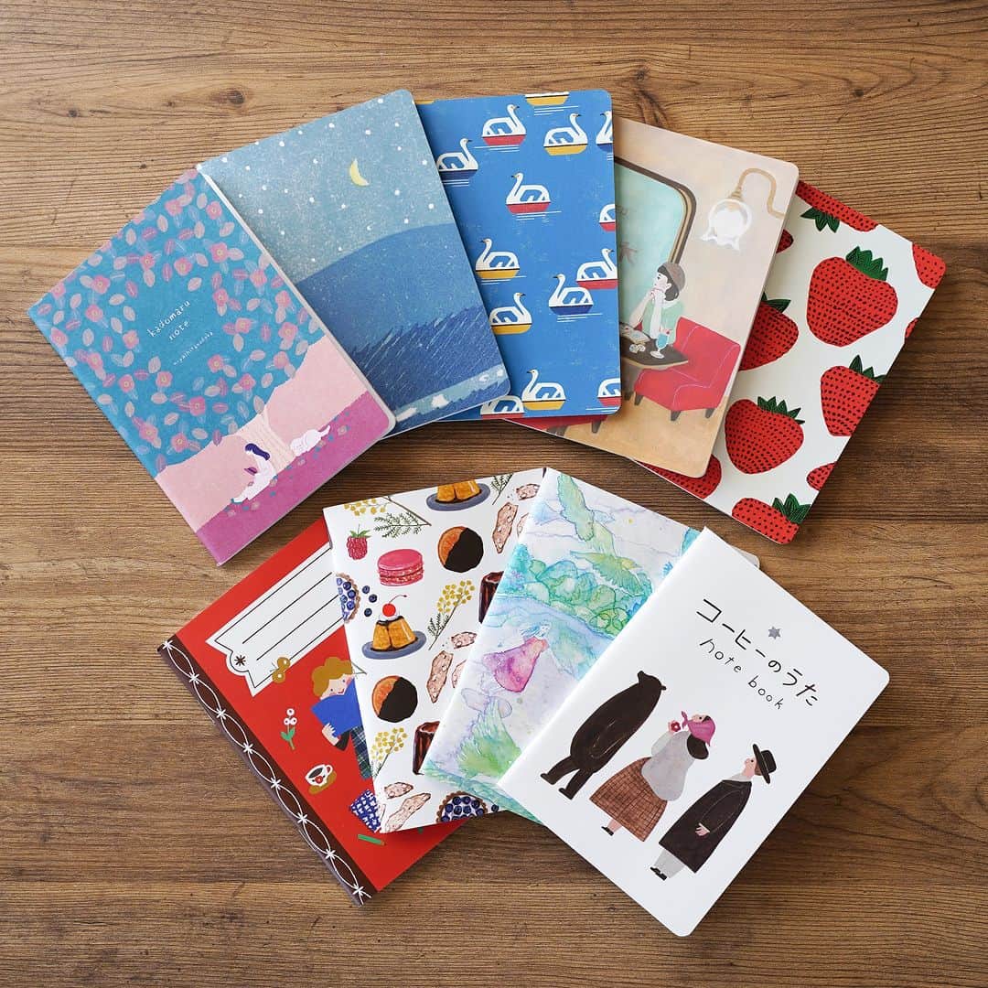 手紙社さんのインスタグラム写真 - (手紙社Instagram)「【「月刊手紙舎」バッグにポン！　文庫本サイズのかわいいノート】 お買い物や旅行などに、あると便利な文庫本サイズの手紙社オリジナル商品「かどまるノート」は全部で9種類！　中紙が無地なので、旅先でスタンプを押したり、チケットを並べてコラージュしたりと使い方は自由自在。お気に入りのシールやマステをペタペタ貼って見本帳にすれば、すぐに取り出せてお友達にも自慢できますね！　パッと目を引く表紙のデザインはもちろん、見返しページにもご注目！　ぜひお手に取ってご覧ください。  ▶︎詳しくは「@tegamisha」プロフィールのURLより、情報まとめページへ！  ▶︎画像左下のショッピングバッグアイコンをタップ！  ーーーーー  【「月刊手紙舎」2023年9月号 概要】  ◎手紙社オリジナル特集「愛しのロールふせん」  #かどまるノート#手紙社#手紙舎#月刊手紙舎#オンラインイベント#オンラインショップ#紙博#紙雑貨#紙好き#文房具#文具好き#手帳デコ#ノートデコ#手帳の中身#生活雑貨#デザイン#マスキングテープ#ハンカチ#tegamisha#kamihaku#paper#stationery#paperlover#paperlovers#art」9月26日 17時00分 - tegamisha