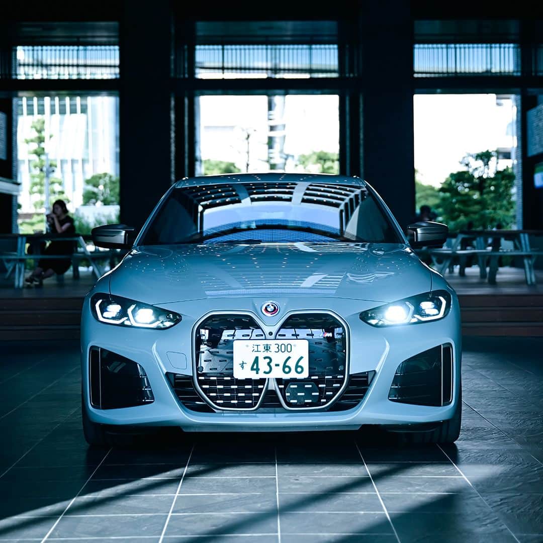 BMW Japanさんのインスタグラム写真 - (BMW JapanInstagram)「THE i4 M50が気になったらいいねでぜひ教えてください。  少しブルーがかったライトグレーの爽やかな色合い。全ての年代に似合う「ずっと持ち続けられる素敵な色」が印象的だと語ったのは、デザイナー・進美影さん（@mikageshin_official）。  スポーツ・ブースト・モードでは、驚異的な544 馬力〔400 kW〕を発揮する、BMW i4 M50（ブルックリン・グレー）の魅力とは。  インタビュー記事は @bmwjapan アカウントトップのURLからチェック。  #FREUDEforever #先駆者が見た景色 #BMW #駆けぬける歓び #BMWJapan #THEi4 #BMWi4 #BMWi4M50 #BMWi #BMWM #BMWMPOWER #BornElectric #BMWElectric #electriccar #EVcar #電気自動車 #電気のチカラで新たなる歓びを #進美影」9月26日 17時00分 - bmwjapan