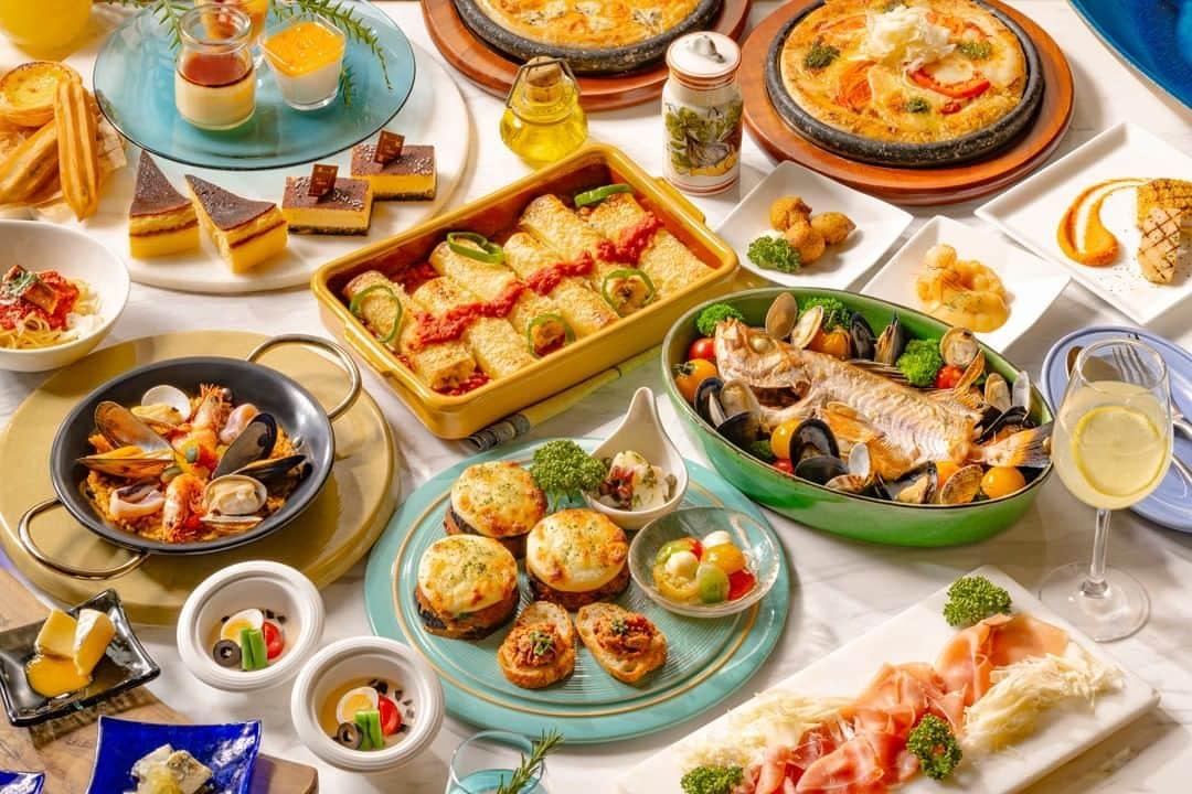 Sheraton Yokohamaのインスタグラム：「オールデイブッフェ「コンパス」では、10/2(月)より「地中海フェア」を開催🥘  魚介そのものの味わいを引き出した「アクアパッツァ」や、イタリアの4つの村のみで生産されている希少性の高い「ロディジャーノチーズ」など、バラエティ豊かな地中海の美食をお楽しみいただけます🍴✨  "グルメパレット"地中海フェア ■場所：オールデイブッフェ「コンパス」 ■期間：2023/10/2(月)～2024/1/5(金) ■料金： ・ランチ 平日：大人￥5,500 子供(4歳～12歳)￥2,750 　　　シニア￥4,400　中高生￥4,400 土日祝：大人￥8,000 子供(4歳～12歳)￥4,000 　　　　シニア￥6,400　中高生￥6,400 ・ディナー 大人￥8,000 子供(4歳～12歳)￥4,000 シニア￥6,400　中高生￥6,400 ※記載料金には、サービス料、消費税が含まれております。  詳細はプロフィールのリンクの「最新情報はこちら」から➡️ @sheratonyokohama   #横浜ベイシェラトン #横浜 #横浜ホテル #横浜駅 #横浜観光 #横浜旅行 #ホカンス #バケーション #子連れホテル #子どもとお出かけ #ビュッフェ #ホテルビュッフェ #ホテルレストラン #ランチビュッフェ #横浜グルメ #横浜ランチ #地中海 #地中海フェア #地中海グルメ #アクアパッツァ #ロディジャーノチーズ #ハモンセラーノ #ムサカ #フェタチーズ #カシェール #バスクチーズケーキ #ロジャータ #チュロス #食べ放題  #sheratonyokohama」