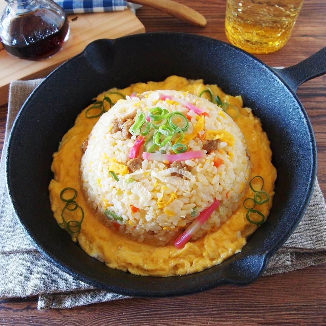 テーブルマークさんのインスタグラム写真 - (テーブルマークInstagram)「. 「焼めし」をアレンジ！ 【包まないオム焼めし】 . 包まない、焼いただけで完成するオム焼めしです🍽️🥚 . ▼材料（１人分） ❁「焼めし」：1/2袋（300g） ❁卵：２個 ❁バター：10g ❁青ねぎ（小口切り）：適量 ❁めんつゆ：お好みで ❁ケチャップ：お好みで ［A］ ❁白だし：小さじ１ ❁砂糖：ひとつまみ（約1g） ❁マヨネーズ：小さじ２ . ▼下準備 ・「焼めし」はレンジで加熱する。 . ▼作り方 ①ボウルなどに卵を溶き、［A］をよく混ぜ合わせる . ②スキレットを火にかけてバターを溶かし、①を流し込んで焼く . ③卵が半熟状になったら火を止め、レンジ加熱した「焼めし」をのせる . ④青ねぎをちらし、お好みでめんつゆ or ケチャップを別添えする . #焼めし #やきめし #焼きめし #卵 #卵レシピ #レシピ #おうちごはん #簡単レシピ #アレンジレシピ #今日のごはん # #おやつ  #間食 #朝食 #ランチ #ランチメニュー #夕食 #晩御飯 #晩ご飯 #晩ごはん #冷凍食品 #TableMark #テーブルマーク」9月26日 17時00分 - tablemark_jp