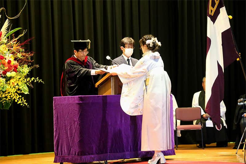 のインスタグラム：「#立教ニュース 9月19日（火）、池袋キャンパスタッカーホールにて「2023年度学位授与式（秋季）」が執り行われ、3人に博士、40人に修士、175人に学士の学位が授与されました。また同日、立教学院諸聖徒礼拝堂（チャペル）にて「入学式（秋季）」が執り行われ、24ヵ国から55人（うち日本人2人）が入学しました。  学位授与式では、西原廉太総長から学位記が授与されました。お祝いの式辞ではウクライナ情勢に触れながら「大学を卒業して、社会人としての歩みを始めるということは、決して当たり前のことではありません。みなさんには、これからの時代への責任があります。」とメッセージが送られました。  入学式は進行含めてすべて英語で行われ、西原廉太総長による新入生へのウェルカム・メッセージでは、立教大学の教育理念である「Pro Deo et Patria」（「普遍的なる真理を探究し、私たちの世界、社会、隣人のために」）を紹介しつつ、この言葉を立教大学の学生であることの証明、使命、誇りとして大切にしてほしいと語りかけました。  #立教大学 #立教 #立大 #rikkyo #rikkyouniversity #japanuniversity  #大学 #大学生 #大学生活 #大学受験  https://www.rikkyo.ac.jp/news/2023/09/mknpps000002bm40.html」