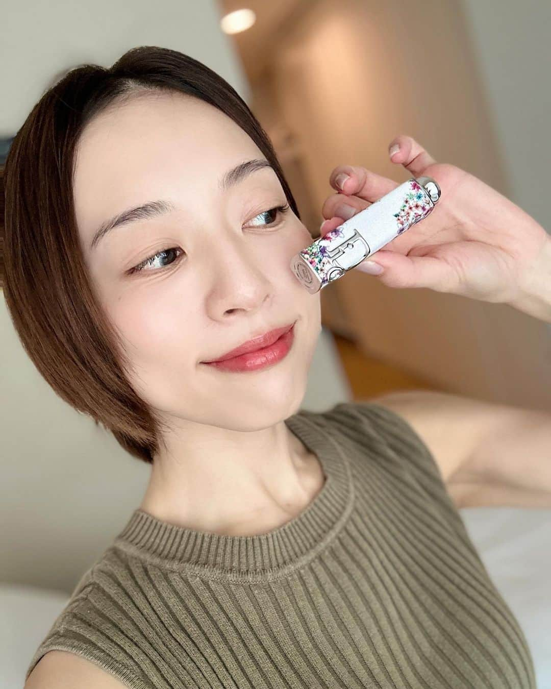 愛加あゆさんのインスタグラム写真 - (愛加あゆInstagram)「あさこさんよりオシャレリップ頂きました💄✨ 早速塗ってみたのですが良い色〜✨ 今年の秋は大活躍の予感✨ あさこさん、いつもありがとうございます💓  『ビートルジュース』はいよいよ明日大千穐楽です！ はぁ〜、色んな想いが込み上げる🥹 明日もいつも通り、心を込めて全力で💓  #ディオール @dior  #アディクトリップスティック727 #ミュージカル #ビートルジュース #beetlejuice  #瀬奈じゅん さん @junsena_official  #愛加あゆ」9月26日 17時01分 - manaka_ayu