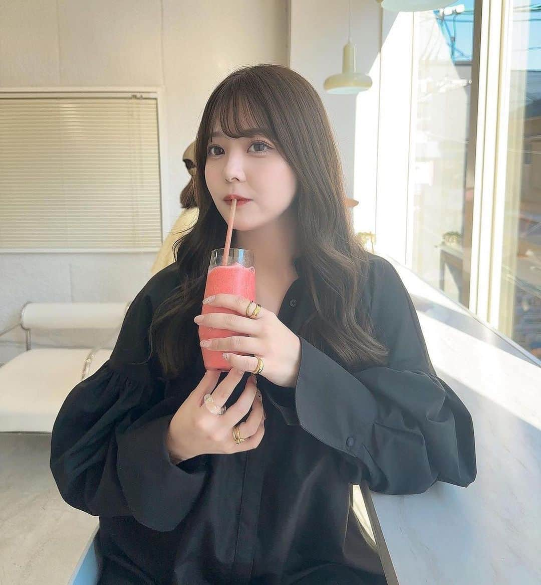 美女美容事情さんのインスタグラム写真 - (美女美容事情Instagram)「《スムージーと美女🍹🍓》⁠ *⠀⠀⠀⠀⠀⠀⁠⠀⁠⠀⁠⠀⁠⠀⁠ 今回ご紹介させて頂きますのは!!👀❤️⁠⠀⁠⠀⁠⠀⁠⠀⁠ 𝗮𝘆𝘂さん< @______ayu__ > の素敵なお写真📸⠀⁠⠀⁠⠀⁠ *⠀⁠ オシャレなロングヘアが可愛いですね😍💖 透き通るほどの透明感で美しいですね❣️✨⠀⠀⠀⁠⠀⁠⠀⁠⠀⁠⠀⁠ *⠀⁠⠀⁠⠀⁠⠀⁠⠀⁠ 𝗮𝘆𝘂さん< @______ayu__ > 素敵な投稿をありがとうございました☺️📸✨⠀⁠ 𝗮𝘆𝘂さんのアカウントには他にも素晴らしい投稿が沢山ありますので是非覗いてみてくださいね💁‍♀️💙⁠ ⁠ ⠀⠀⁠⠀⁠⠀⁠⠀⁠ △▼△▼△▼△▼△▼△▼△▼△▼△▼ ⁠⠀⁠⠀⁠⠀⁠ ❤️🧡💛「ビジョビ (美女美容事情)」💚💙💜⠀⠀⠀⠀⠀⠀⠀⠀⠀⠀⠀⠀⠀⠀⁠⠀⁠⠀⁠⠀⁠⠀⁠⠀⁠ 👇掲載ご希望の方は👇⠀⠀⠀⠀⠀⠀⠀⠀⠀⠀⠀⠀⠀⠀⠀⁠⠀⁠⠀⁠⠀⁠⠀⁠⠀⁠ @b_b_j.jタグ付けと🖤 #ビジョビ ⁠⠀⁠ 🖤タグ付けお願いします⠀⠀⠀⠀⠀⠀⠀⠀⠀⠀⠀⠀⠀⠀⠀⁠⠀⁠⠀⁠⠀⁠⠀⁠⠀⁠ △▼△▼△▼△▼△▼△▼△▼△▼△▼ ⁠⠀⁠ #美女#美人#ヘアスタイル #ロングヘア#カフェ#カフェ巡り #インスタ美人#インスタ美女」9月26日 17時03分 - b_b_j.j