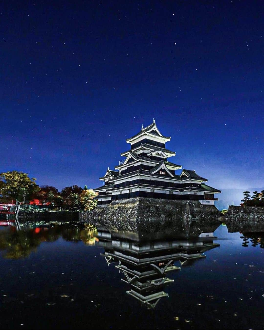 ?長野県 観光 公式インスタグラム のインスタグラム：「// Photo by @rintarou6532  National Treasure Matsumoto Castle (Matsumoto City)  National Treasure Matsumoto Castle is the oldest extant example of a five-story-six-floor castle keep in Japan.   Standing tall beneath a vast blue sky, the castle exudes an overwhelming presence.   Its reflection in the mirror-like surface of the moat below is fitting of one of Japan’s national treasures.  ＝＝＝＝＝＝＝＝＝  圧倒的存在感 「国宝 松本城」 ＠松本市  現存する五重六階の天守の中で 日本最古の城「国宝 松本城」  大空の下で威風堂々と建つ姿から 圧倒的な存在感を放っています✨️🏯✨️  国宝の名に相応しい佇まいに 国内外の多くの人が魅了されています😀✨️  ＿＿＿＿＿＿＿＿＿　  Location / Matsumoto City , Nagano , Japan   #matsumotocastle #castle #matsumotocity #長野のいいところ ＿＿＿＿＿＿＿＿＿  📷インスタアワード作品募集中📷  #長野の駅物語夏 撮影場所(長野県内に限ります) をキャプションに入れて 応募期間（7/28～9/30）に投稿してください。 優秀作品に選ばれると 長野県特産品セットをプレゼント🎁」