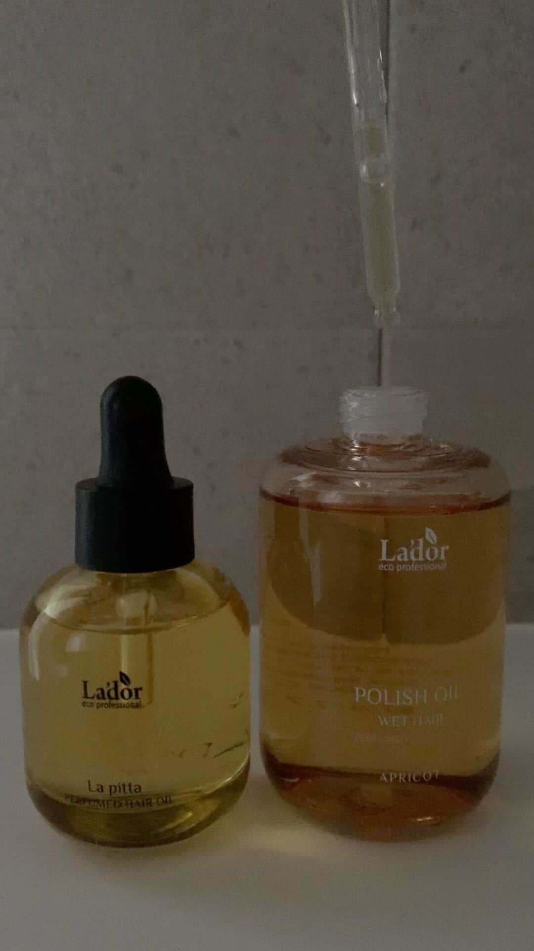 K A O R Iのインスタグラム：「|LADOR ヘアオイルがそろそろ使い終わりそうで Perfume Oilをお迎え🤲🏻良い香りする𓂃☄︎ パーソナルオイルなので 乾燥しやすいわたしはLa pittaに あとダメージケアしつつスタイリングできる ポリッシュオイルも こっちはAPRICOT🍑 スポイド式で量の調整もしやすい🧪  #lador#hairoil」