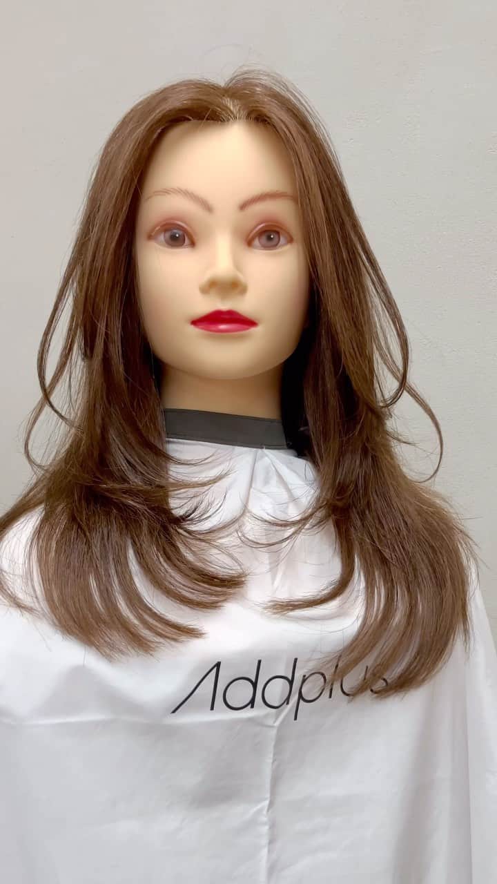 鶴谷和俊のインスタグラム：「レイヤーカット✂︎  使用ハサミ @joewell_global  @joewell_japan  ニューコバルト NC-5 カーブ笹刃 SDB-R  #レイヤーカット #カット #ヘアカット #ヘアスタイル #髪型 #ทรงผม #ตัดผม #頭髮款式 #剪頭髮 #hair  #hairstyle #hairstyles #hairstyleideas #hairstylest #hairstyle #hairstylevideo #머리스타일 #머리스타일 #긴머리레이어드컷  #긴머리레이어드펌  #레이어드컷  #레이어드펌  #c컬  #여자머리  #여신머리  #하움 #허그컷  #허그펌」