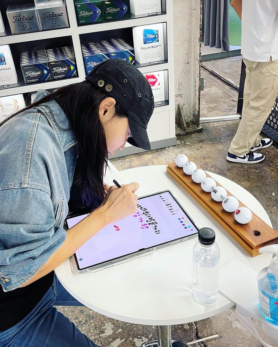 キム・ガヒョンさんのインスタグラム写真 - (キム・ガヒョンInstagram)「완벽한 취향저격 ❤️❤️ 🔫 #머리부터발끝까지김가형   선수들에게 제공되던 투어밴 수준의 서비스를 동일하게 도심 한복판에서 경험할 수 있는 ‘타이틀리스트 시티 투어밴’  ‘타이틀리스트 시티 투어밴＇에서는 특별한 플레이 넘버와 로고, 그리고 나만의 문구를 새긴 단 하나뿐인 타이틀리스트 커스텀 골프볼을 현장에서 바로 수령할 수 있습니다.  ‘타이틀리스트 시티 투어밴’에 방문하여 최고의 서비스를 경험해 보세요.  * 보다 자세한 내용은 공식 홈페이지를 참고해 주세요.  #타이틀리스트 #Titleist #아쿠쉬네트코리아 #아쿠쉬네트코리아후원 #타이틀리스트골프볼 #Titleistgolfball #1BallinGolf #OUTPERFORM #TEAMTITLEIST」9月26日 17時06分 - kim.k.h.pro