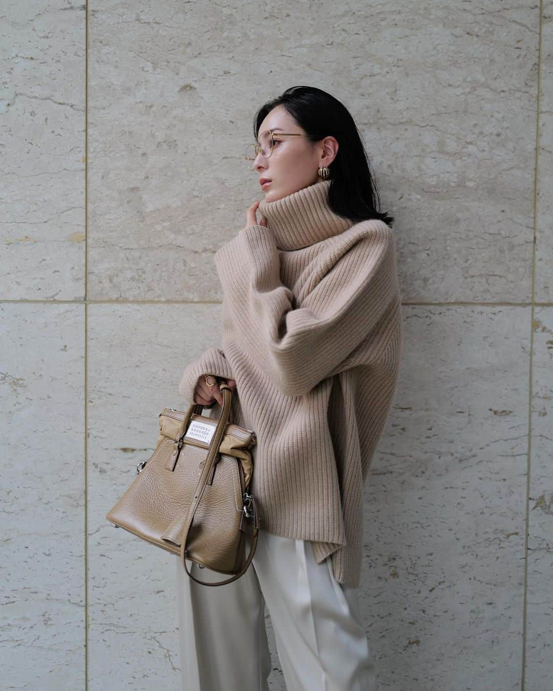 中村麻美さんのインスタグラム写真 - (中村麻美Instagram)「⁡ ウールカシミヤ素材を使用した ボリュームたっぷりのタートルニット♡ ⁡ 立体感と膨らみをしっかりと出してくれる 畦編みで仕上げました✨ カシミヤ素材が少し入ることで肌触りがぐっと柔らかくなるの..☺️ ⁡ 真冬まで重宝するアイテムです🍂 ⁡ basicカラーから綺麗色まで..全𝟨色展開✨ ⁡ 合わせたパンツは グロスサテンツータックワイドパンツ/ 𝗅𝗂𝗀𝗁𝗍 𝖻𝖾𝗂𝗀𝖾 ベージュのワントーンコーデは相変わらず大好き🫶 ⁡ 𝟫/𝟤𝟩(水)𝟣𝟤:𝟢𝟢-  @anuans.official 𝗐𝗂𝗇𝗍𝖾𝗋 𝖼𝗈𝗅𝗅𝖾𝖼𝗍𝗂𝗈𝗇先行予約受付𝗌𝗍𝖺𝗋𝗍 ⁡ #𝖺𝗇𝗎𝖺𝗇𝗌 #𝖺𝗇𝗎𝖺𝗇𝗌_𝟤𝟢𝟤𝟥𝖺w」9月26日 17時07分 - asami_nakamura_