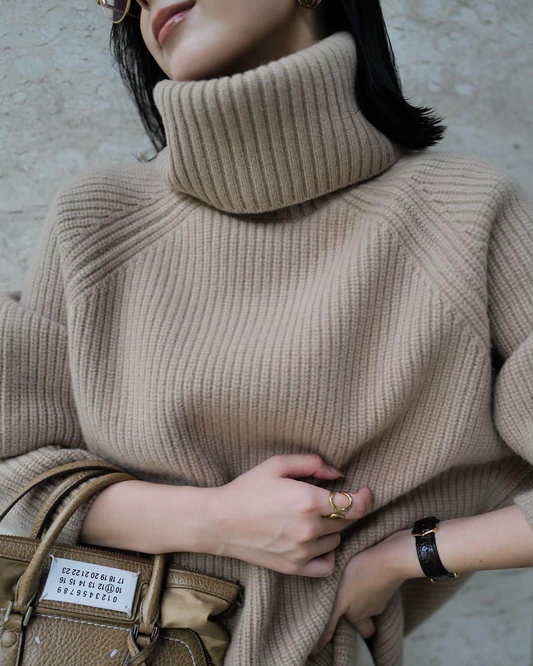中村麻美さんのインスタグラム写真 - (中村麻美Instagram)「⁡ ウールカシミヤ素材を使用した ボリュームたっぷりのタートルニット♡ ⁡ 立体感と膨らみをしっかりと出してくれる 畦編みで仕上げました✨ カシミヤ素材が少し入ることで肌触りがぐっと柔らかくなるの..☺️ ⁡ 真冬まで重宝するアイテムです🍂 ⁡ basicカラーから綺麗色まで..全𝟨色展開✨ ⁡ 合わせたパンツは グロスサテンツータックワイドパンツ/ 𝗅𝗂𝗀𝗁𝗍 𝖻𝖾𝗂𝗀𝖾 ベージュのワントーンコーデは相変わらず大好き🫶 ⁡ 𝟫/𝟤𝟩(水)𝟣𝟤:𝟢𝟢-  @anuans.official 𝗐𝗂𝗇𝗍𝖾𝗋 𝖼𝗈𝗅𝗅𝖾𝖼𝗍𝗂𝗈𝗇先行予約受付𝗌𝗍𝖺𝗋𝗍 ⁡ #𝖺𝗇𝗎𝖺𝗇𝗌 #𝖺𝗇𝗎𝖺𝗇𝗌_𝟤𝟢𝟤𝟥𝖺w」9月26日 17時07分 - asami_nakamura_