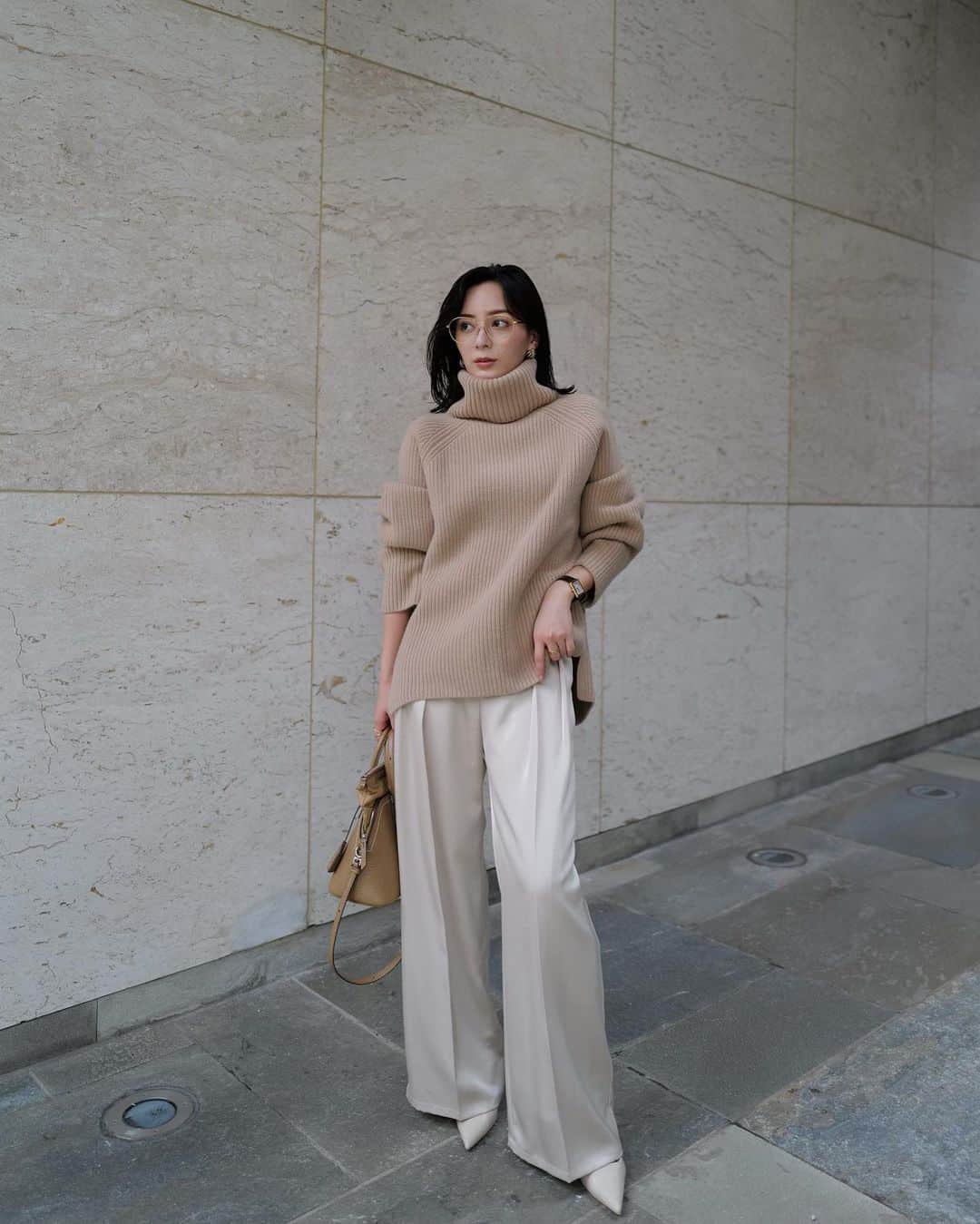 中村麻美さんのインスタグラム写真 - (中村麻美Instagram)「⁡ ウールカシミヤ素材を使用した ボリュームたっぷりのタートルニット♡ ⁡ 立体感と膨らみをしっかりと出してくれる 畦編みで仕上げました✨ カシミヤ素材が少し入ることで肌触りがぐっと柔らかくなるの..☺️ ⁡ 真冬まで重宝するアイテムです🍂 ⁡ basicカラーから綺麗色まで..全𝟨色展開✨ ⁡ 合わせたパンツは グロスサテンツータックワイドパンツ/ 𝗅𝗂𝗀𝗁𝗍 𝖻𝖾𝗂𝗀𝖾 ベージュのワントーンコーデは相変わらず大好き🫶 ⁡ 𝟫/𝟤𝟩(水)𝟣𝟤:𝟢𝟢-  @anuans.official 𝗐𝗂𝗇𝗍𝖾𝗋 𝖼𝗈𝗅𝗅𝖾𝖼𝗍𝗂𝗈𝗇先行予約受付𝗌𝗍𝖺𝗋𝗍 ⁡ #𝖺𝗇𝗎𝖺𝗇𝗌 #𝖺𝗇𝗎𝖺𝗇𝗌_𝟤𝟢𝟤𝟥𝖺w」9月26日 17時07分 - asami_nakamura_