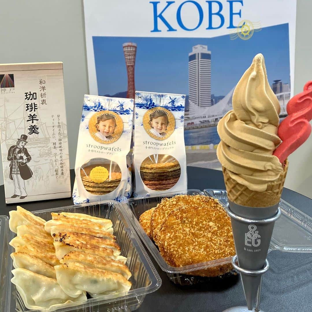 daimarusapporoさんのインスタグラム写真 - (daimarusapporoInstagram)「神戸の「おいしい」「おしゃれ」が大集合🥰 7階 催事場で【#神戸セレクション】を開催中！  きれいな街並みにおいしい食べ物、おしゃれなファッション…… 魅力いっぱいの街・神戸から、個性豊かなショップが集合しました💐  🗼神戸のグルメ🗼 地元の味「味噌だれ餃子」や「ビーフコロッケ」は会場でできたてを販売中！ 異国情緒あふれるおやつ「ストロープワッフル」や「珈琲羊羹」、香り高いソフトクリームの実演販売も見逃せません🍦  🗼神戸のファッション🗼 神戸といえば、優れた技術で作られた靴！バレエシューズや革靴などが多彩にそろっています。 バッグにアクセサリー、秋服やルームウェアなども勢ぞろい😳 神戸の乗り物がプリントされた親子Tシャツにも注目です🚒  さらに今回は「新千歳⇔神戸のAIRDOペア往復航空券」などが当たる抽選会も開催🛫 会場にて税込5,000円以上お買いあげで、応募券をお渡しします。  お楽しみが盛りだくさん、神戸をたっぷり楽しめる7日間。 ぜひ会場でご覧ください！  【神戸セレクション】 9月26日(火)→10月2日(月) 7階 催事場 午前10時～午後７時まで ※最終日は午後5時閉場  詳しくは、ハイライト(@daimarusapporo)から特設サイトをご覧ください☺️  #大丸札幌 #神戸グルメ #神戸 #神戸スイーツ #神戸ブランド #札幌グルメ #ソフトクリーム #味噌だれ餃子 #神戸コロッケ #ストロープワッフル #バレエシューズ #神戸ファッション」9月26日 17時08分 - daimarusapporo