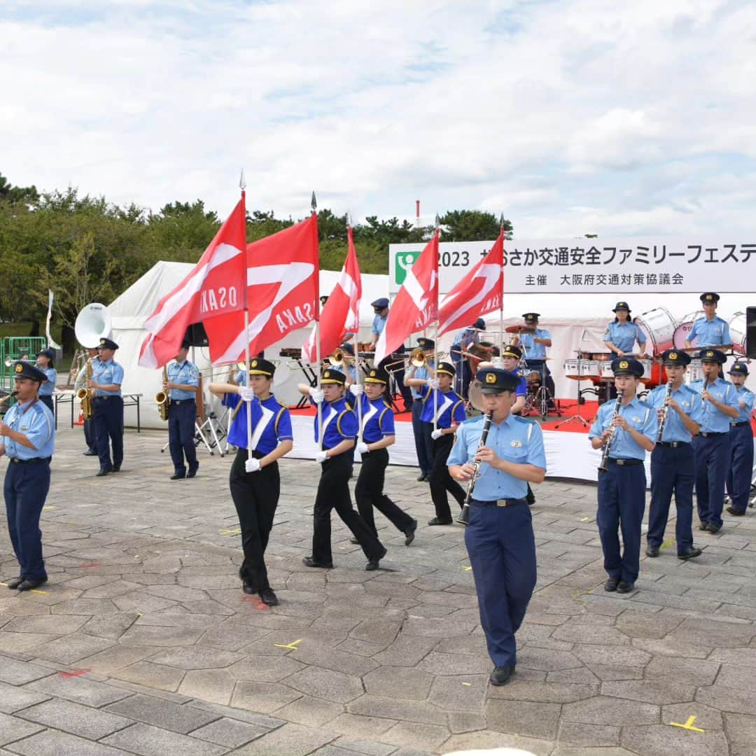 大阪府警察さんのインスタグラム写真 - (大阪府警察Instagram)「【中西花さん / 秋の全国交通安全運動】 令和5年9月23日、堺市西区の府営浜寺公園噴水前広場において、「2023 おおさか交通安全ファミリーフェスティバル」が開催されました。  秋の全国交通安全運動の広報啓発モデルであるタレントの中西花さんをゲストに迎え、交通安全教室や園児による交通安全宣言などを行いました。  こどもの手本となるよう大人も交通ルールを守り、大切な命を守りましょう！ 自転車に乗る時はヘルメットを着用しましょう！  #大阪府警察公式 #大阪府警察 #大阪府警 #府警 #警察 #警察官 #女性警察官 #おまわりさん #交通安全教育班 #白バイ #音楽隊  #秋の全国交通安全運動 #浜寺公園 #噴水前広場 #おおさか交通安全ファミリーフェスティバル #タレント #舞夢プロ #中西花 さん #交通安全教室 #交通安全トーク #交通ルールを守りましょう #自転車に乗る時はヘルメットをかぶりましょう」9月26日 17時08分 - fukei_koho