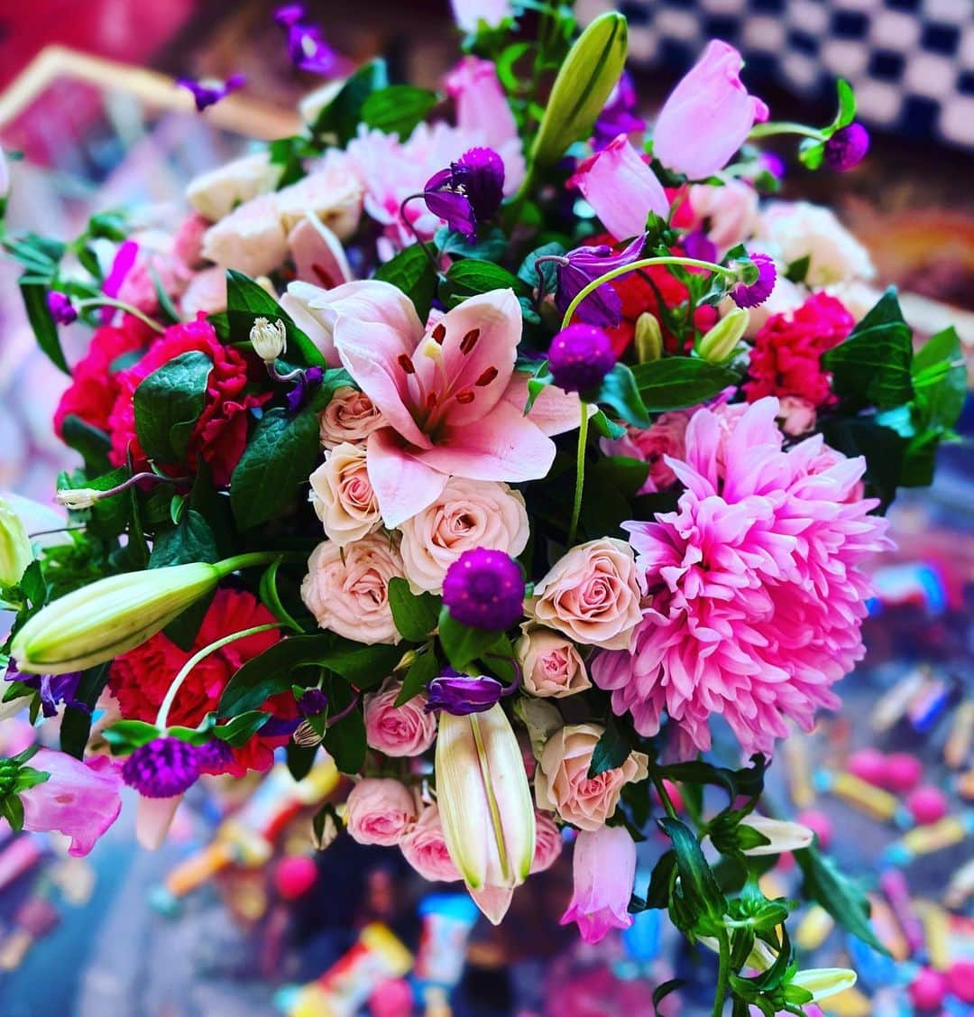 イネス・ド・ラ・フレサンジュのインスタグラム：「Ce que je vois en arrivant au bureau #thinkpositive #flowers #flowerslovers @baptiste.fleurs @rogervivier #congrats @_stmleux」