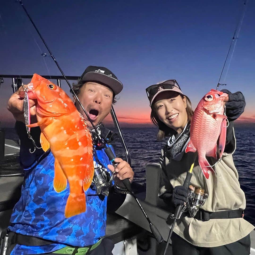 蒼井さやさんのインスタグラム写真 - (蒼井さやInstagram)「昨日は白甘鯛をターゲットに和歌山のブルーピアさん @bluepier_captain にお邪魔してきました😊✨️ たまたま別件で連絡をとってたら「明日空いてる？」ってなって、急遽一緒に釣りに行くことになった @varivas_japan  繋がりで @babababa.fishing  でも仲良くして頂いてる大久保さん @okubokozo  と、いつも通りずっと笑いっぱなしの釣行でした🤣 ・ ・ ・ あの、幻の白甘鯛を釣りに…苦節2年？3年の時を経て今回は私、蒼井さや、やってやりましたよ！！🤣🤣🤣 マジで神がかってた😇✨ タイラバで3本、トドメのジグで(まさかのポイントで)1本釣ることができました😁✨️ ・ ・ ・ 赤甘鯛よりも獰猛な白甘鯛のアタリや引きは、サイズが大きくなればなるほどスリリングかつ気持ちいいくらいにロッドを叩いてくれます😁✨️ 船酔いしたみたいな顔してるけど、めちゃくちゃ美味な白甘鯛ちゃん、やみつきになること間違いなし！ 夕まづめの時間はSLJでマツカサダイやメイチダイ、アカハタやオオモンハタなどいろんな魚も顔を出してくれました☺️ 大久保さんとのいつもやり取り←も大久保さんのYouTubeで近日中に上がるみたいなので是非見てくださいね😁✨️ ちなみに私も一応GoPro回してたので、そのうち動画がどこかでアップされるかも？？ですw 気長に待っててね😁 ・ ・ ・ 【SAYA's TACKLE】 ●タイラバ ロッド▶︎DAIWA 紅牙TYPE-N EX 611MLB THRILL GAME リール▶︎SHIMANO Barchetta 151DHHG ライン▶︎VARIVAS AVANI10×10 MAXPOWER PE0.8号 リーダー▶︎VARIVAS フロロカーボンショックリーダー 16lb タイラバヘッド▶︎レッドスナイパー 160g/120g ネクタイ▶︎SASALABO コブラカーリー 06ゴールドゼブラ/02オレンジゼブラ フック▶︎SASALABO 早替えアシスト シングルフック 喰わせバーブレス 10号 ・ ・ ●SLJ ロッド▶︎BLAUSEA SLJ_MY リール▶︎SHIMANO STELLA C3000MHG ライン▶︎VARIVAS プロトタイプ PE0.6号 リーダー▶︎VARIVAS フロロカーボンショックリーダー16lb ジグ▶︎beat×VARIVAS コラボ ベビージグレイ(サーモンさぁやカラー)75g フック▶︎VARIVAS リトルモンスター 2/0(13mm) ・ ・ ・ 【BLUE PIER】 @bluepier_captain  和歌山県田辺市芳養松原1－35 E-MAIL：info@blue-pier.com 090-6978-2456 ・ ・ ・  #ブルーピア  #bluepier  #白甘鯛  #タイラバ  #アマラバ  #SLJ  #スーパーライトジギング  #釣り  #釣り女子  #Fishing  #fishinglife  #Fishinggirl  #beat  #SASALABO  #sasalaboコブラカーリー」9月26日 17時21分 - saya.aoi