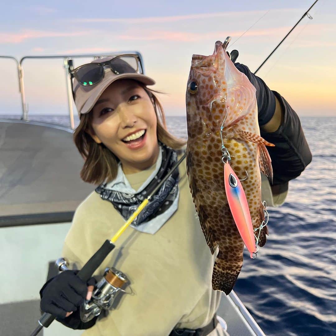 蒼井さやさんのインスタグラム写真 - (蒼井さやInstagram)「昨日は白甘鯛をターゲットに和歌山のブルーピアさん @bluepier_captain にお邪魔してきました😊✨️ たまたま別件で連絡をとってたら「明日空いてる？」ってなって、急遽一緒に釣りに行くことになった @varivas_japan  繋がりで @babababa.fishing  でも仲良くして頂いてる大久保さん @okubokozo  と、いつも通りずっと笑いっぱなしの釣行でした🤣 ・ ・ ・ あの、幻の白甘鯛を釣りに…苦節2年？3年の時を経て今回は私、蒼井さや、やってやりましたよ！！🤣🤣🤣 マジで神がかってた😇✨ タイラバで3本、トドメのジグで(まさかのポイントで)1本釣ることができました😁✨️ ・ ・ ・ 赤甘鯛よりも獰猛な白甘鯛のアタリや引きは、サイズが大きくなればなるほどスリリングかつ気持ちいいくらいにロッドを叩いてくれます😁✨️ 船酔いしたみたいな顔してるけど、めちゃくちゃ美味な白甘鯛ちゃん、やみつきになること間違いなし！ 夕まづめの時間はSLJでマツカサダイやメイチダイ、アカハタやオオモンハタなどいろんな魚も顔を出してくれました☺️ 大久保さんとのいつもやり取り←も大久保さんのYouTubeで近日中に上がるみたいなので是非見てくださいね😁✨️ ちなみに私も一応GoPro回してたので、そのうち動画がどこかでアップされるかも？？ですw 気長に待っててね😁 ・ ・ ・ 【SAYA's TACKLE】 ●タイラバ ロッド▶︎DAIWA 紅牙TYPE-N EX 611MLB THRILL GAME リール▶︎SHIMANO Barchetta 151DHHG ライン▶︎VARIVAS AVANI10×10 MAXPOWER PE0.8号 リーダー▶︎VARIVAS フロロカーボンショックリーダー 16lb タイラバヘッド▶︎レッドスナイパー 160g/120g ネクタイ▶︎SASALABO コブラカーリー 06ゴールドゼブラ/02オレンジゼブラ フック▶︎SASALABO 早替えアシスト シングルフック 喰わせバーブレス 10号 ・ ・ ●SLJ ロッド▶︎BLAUSEA SLJ_MY リール▶︎SHIMANO STELLA C3000MHG ライン▶︎VARIVAS プロトタイプ PE0.6号 リーダー▶︎VARIVAS フロロカーボンショックリーダー16lb ジグ▶︎beat×VARIVAS コラボ ベビージグレイ(サーモンさぁやカラー)75g フック▶︎VARIVAS リトルモンスター 2/0(13mm) ・ ・ ・ 【BLUE PIER】 @bluepier_captain  和歌山県田辺市芳養松原1－35 E-MAIL：info@blue-pier.com 090-6978-2456 ・ ・ ・  #ブルーピア  #bluepier  #白甘鯛  #タイラバ  #アマラバ  #SLJ  #スーパーライトジギング  #釣り  #釣り女子  #Fishing  #fishinglife  #Fishinggirl  #beat  #SASALABO  #sasalaboコブラカーリー」9月26日 17時21分 - saya.aoi