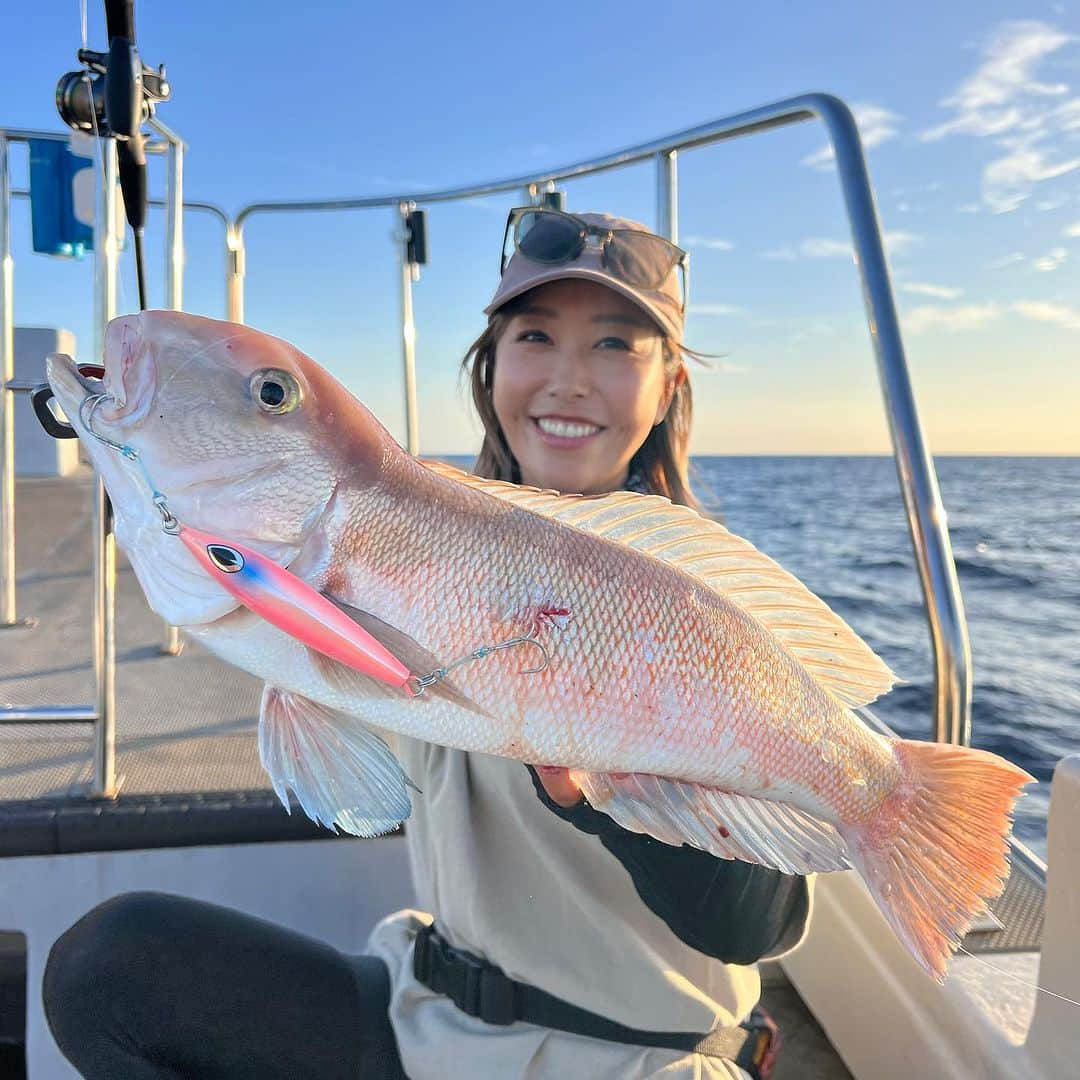 蒼井さやのインスタグラム：「昨日は白甘鯛をターゲットに和歌山のブルーピアさん @bluepier_captain にお邪魔してきました😊✨️ たまたま別件で連絡をとってたら「明日空いてる？」ってなって、急遽一緒に釣りに行くことになった @varivas_japan  繋がりで @babababa.fishing  でも仲良くして頂いてる大久保さん @okubokozo  と、いつも通りずっと笑いっぱなしの釣行でした🤣 ・ ・ ・ あの、幻の白甘鯛を釣りに…苦節2年？3年の時を経て今回は私、蒼井さや、やってやりましたよ！！🤣🤣🤣 マジで神がかってた😇✨ タイラバで3本、トドメのジグで(まさかのポイントで)1本釣ることができました😁✨️ ・ ・ ・ 赤甘鯛よりも獰猛な白甘鯛のアタリや引きは、サイズが大きくなればなるほどスリリングかつ気持ちいいくらいにロッドを叩いてくれます😁✨️ 船酔いしたみたいな顔してるけど、めちゃくちゃ美味な白甘鯛ちゃん、やみつきになること間違いなし！ 夕まづめの時間はSLJでマツカサダイやメイチダイ、アカハタやオオモンハタなどいろんな魚も顔を出してくれました☺️ 大久保さんとのいつもやり取り←も大久保さんのYouTubeで近日中に上がるみたいなので是非見てくださいね😁✨️ ちなみに私も一応GoPro回してたので、そのうち動画がどこかでアップされるかも？？ですw 気長に待っててね😁 ・ ・ ・ 【SAYA's TACKLE】 ●タイラバ ロッド▶︎DAIWA 紅牙TYPE-N EX 611MLB THRILL GAME リール▶︎SHIMANO Barchetta 151DHHG ライン▶︎VARIVAS AVANI10×10 MAXPOWER PE0.8号 リーダー▶︎VARIVAS フロロカーボンショックリーダー 16lb タイラバヘッド▶︎レッドスナイパー 160g/120g ネクタイ▶︎SASALABO コブラカーリー 06ゴールドゼブラ/02オレンジゼブラ フック▶︎SASALABO 早替えアシスト シングルフック 喰わせバーブレス 10号 ・ ・ ●SLJ ロッド▶︎BLAUSEA SLJ_MY リール▶︎SHIMANO STELLA C3000MHG ライン▶︎VARIVAS プロトタイプ PE0.6号 リーダー▶︎VARIVAS フロロカーボンショックリーダー16lb ジグ▶︎beat×VARIVAS コラボ ベビージグレイ(サーモンさぁやカラー)75g フック▶︎VARIVAS リトルモンスター 2/0(13mm) ・ ・ ・ 【BLUE PIER】 @bluepier_captain  和歌山県田辺市芳養松原1－35 E-MAIL：info@blue-pier.com 090-6978-2456 ・ ・ ・  #ブルーピア  #bluepier  #白甘鯛  #タイラバ  #アマラバ  #SLJ  #スーパーライトジギング  #釣り  #釣り女子  #Fishing  #fishinglife  #Fishinggirl  #beat  #SASALABO  #sasalaboコブラカーリー」