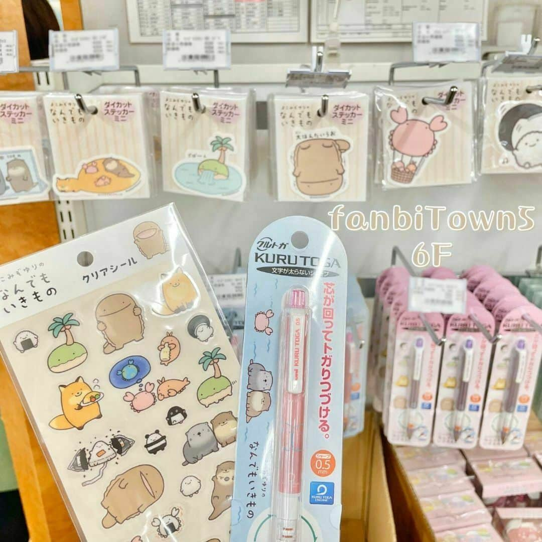 ファンビ寺内 (fanbi) のインスタグラム：「. なんでもいきものグッズ販売中🦦🍙  なんでもいきものは 動物、植物、食べ物、物…あらゆるものが なんでもいきものの世界🦀🏝 みなさんのお気に入りを見つけてみてください💖  ▾会員価格は売場へお問い合わせください✨  #fanbiTown5-6階　キャラクター２売場  品切れの際はご容赦ください🙇🏻‍♀️ ＿＿＿＿＿＿＿＿＿＿＿＿＿＿＿＿  DM、コメントでの在庫確認や その他お問い合わせはご遠慮ください。 プロフィール（@fanbi_official）の ハイライト「お問い合わせ」か、 TEL:06-6262-2161(代表)よりお願いします。  #ファンビ寺内 は、会員制の #卸問屋 です。 店舗へのアクセス、ご利用方法はプロフィール （@fanbi_official）のリンクからご確認ください☺️  ＿＿＿＿＿＿＿＿＿＿＿＿＿＿＿＿  #ファンビ #fanbi寺内 #fanbi #寺内 #大阪 #osaka #本町 #honmachi #堺筋本町 #問屋 #なんでもいきもの #なんもの #カニ #エビ #のりおにぎり #こじま #大さんせいうお #オオサンショウウオ #ラッコ #カワウソ #ちょびみみ #ちょびみみコンビ #だめぎつね」