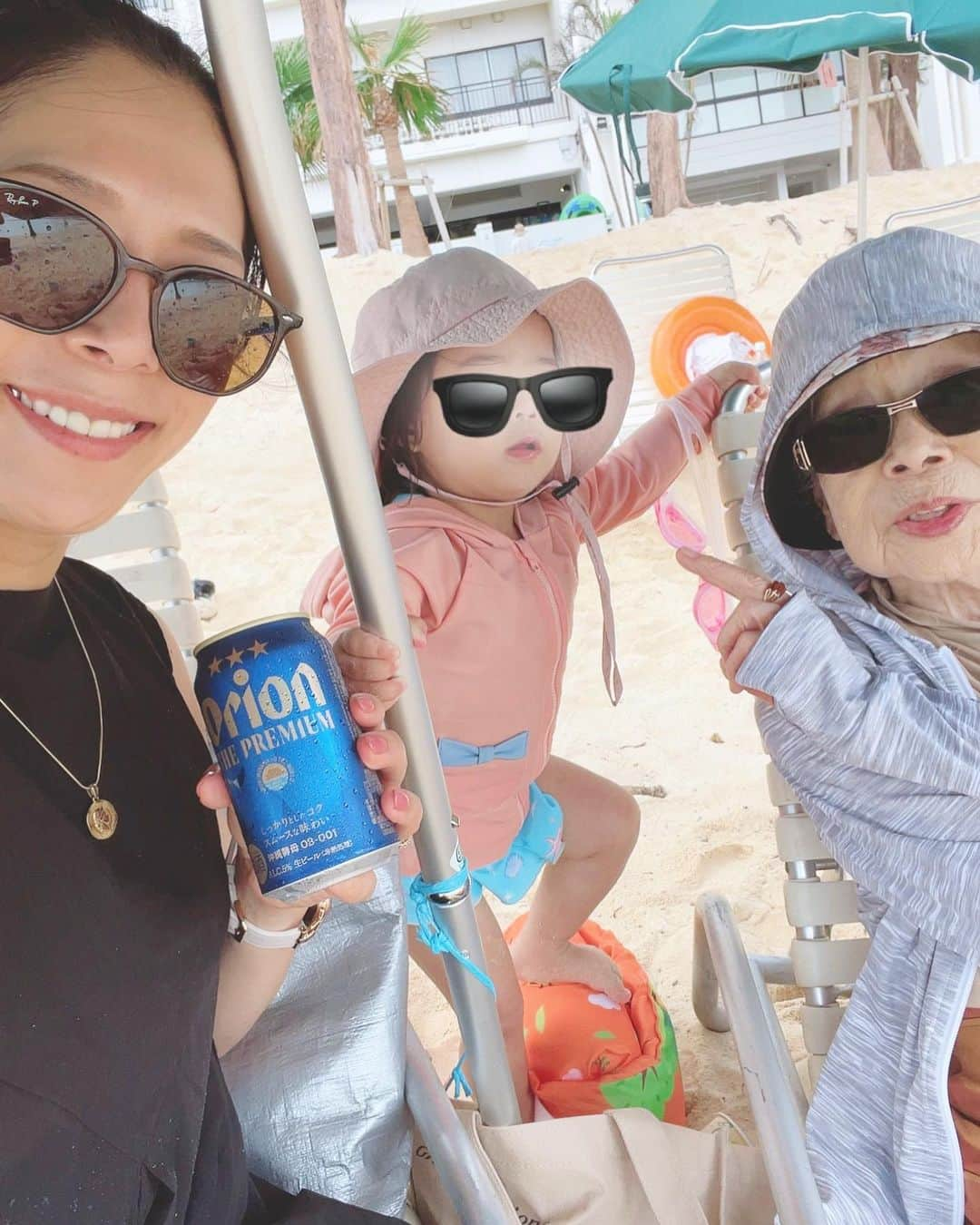 中川真依のインスタグラム：「. 中川家・総勢14名で沖縄へ🏝️😆❣️  今年もおばあちゃんの大好きな 海へ一緒に行けて良かった☺️❤️  子供たちも毎日 朝から晩まで 遊び倒して大満足だったようで何より😁⭐️  楽しい時間はあっという間でした〜😗🍀  #沖縄旅行 #家族旅行 #1歳から93歳まで  #楽しすぎた」