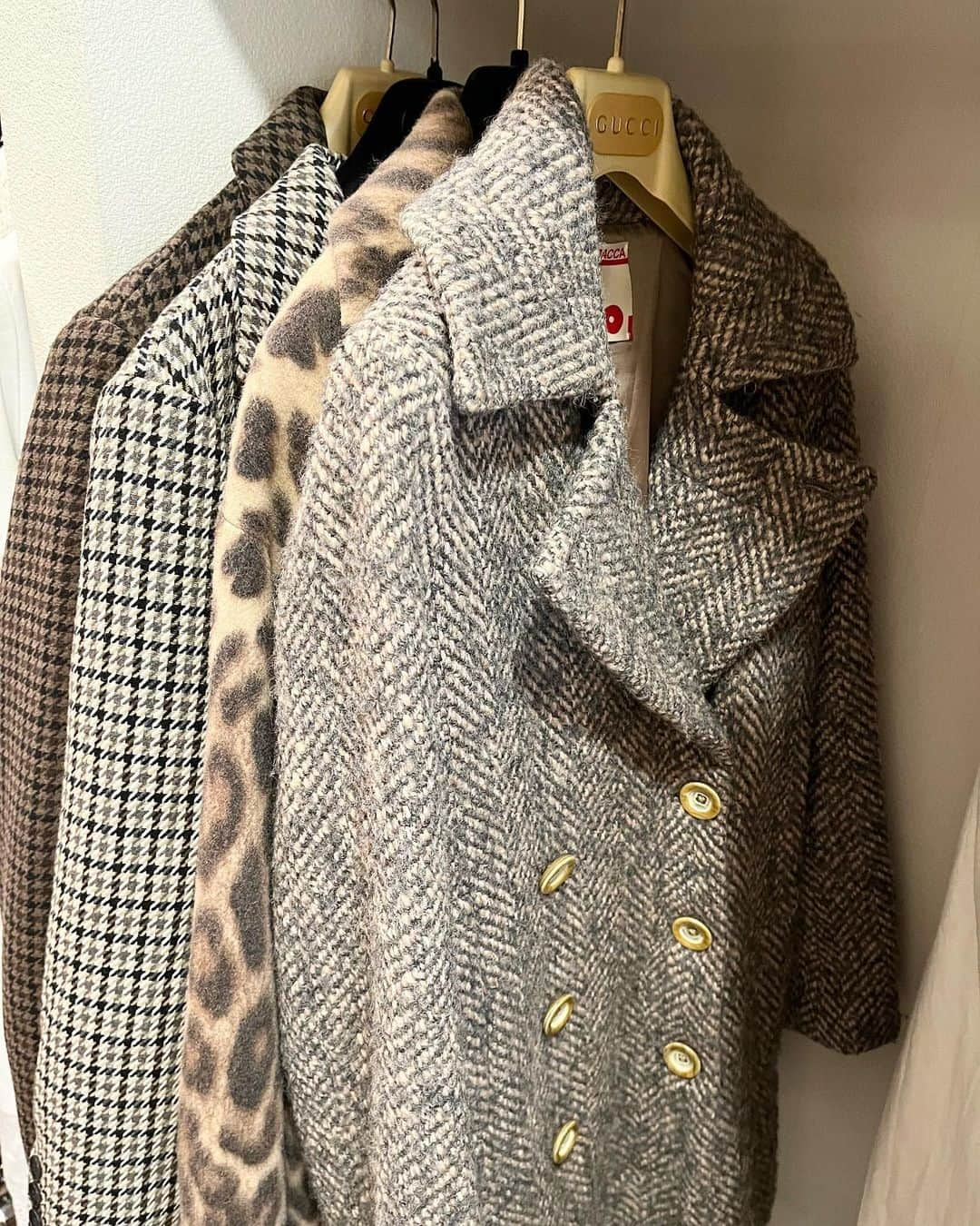 高見恭子のインスタグラム：「今年も会えた大切な暖かい友だち。  #coat #coatstyle  #jacket#jacketstyle  #pcoat #tweedjacket  #tweedcoat  #fashion #fashionphoto #fashionstyle  #autumn #autumnfashion」