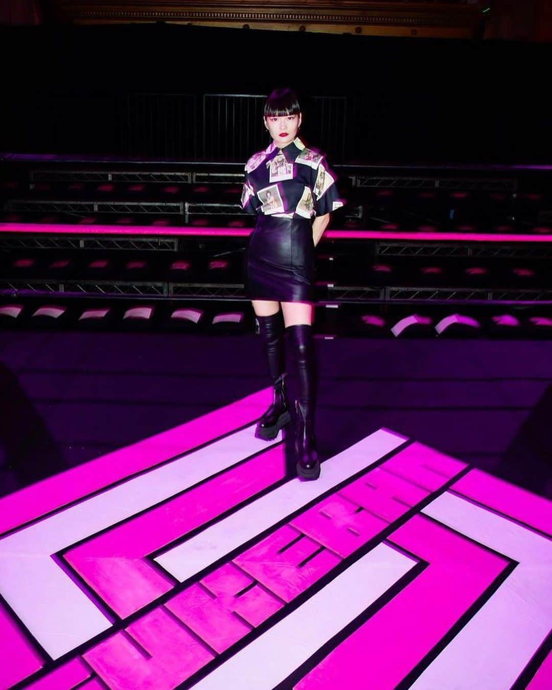 のインスタグラム：「🔥SUKEBAN WORLD PREMIER🔥 @olympialetan がコスチュームを手掛けた女子プロ、SUKEBANを観にNYCへ🤩✈️🇺🇸 サプライズでゴング係りを務めさせていただきました🙇🏻‍♀️🔔 プロレスは父と何回か観に行った事はあったけど、女子プロは初‼️ 海外から見た日本を、こんなにもかわいく、かっこよく、女子プロに落とし込める @olympialetan 🥹💕 SUKEBAN選手の皆さんの熱いバトル、世界中から集まったファンの熱気、本当に最高だった❤️‍🔥❤️‍🔥❤️‍🔥❤️‍🔥❤️‍🔥 日本でも開催される事を願って😘🤜🏻 (パリコレで @olympialetan のランウェイを歩いた時のワンピースを着て行きました🫶🏻🇫🇷🇯🇵) #sukebanworld #thisissukeban #joshipuroresu」