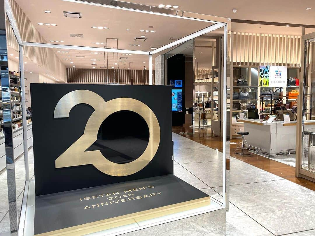 ISETAN PARK netさんのインスタグラム写真 - (ISETAN PARK netInstagram)「メンズ館20周年記念、靴好き・革好き必見！  「靴博」が「レザー博」にスケールアップ！    伊勢丹メンズ館の人気イベント「ISETAN 靴博」が、メンズ館20周年を記念してバッグと革小物も加わった「ISETAN レザー博」へとスケールアップ。名だたるブランドとの限定品やオーダー会をはじめ、製法・素材の価値を追求しながらもコストパフォーマンスに優れたアイテム、リペアやレザーケアのスペシャリストを招聘するメンテナンスサービスなど、レザー好きの皆さまに楽しんでいただける企画が盛りだくさんの2週間です。  普段はあまりメンズ館へ訪れない方も、この機会にレザーの魅力へ触れてみては？    ISETAN レザー博2023  ■開催中～10月3日(火)  ■メンズ館1階 プロモーション、レザーグッズ  ■メンズ館地下1階 紳士靴、バッグ  ※写真はイベント初日です。    詳しくは @isetan_shinjuku ストーリーズ「POP UP」またはこちら▼  https://www.mistore.jp/shopping/feature/men_f3/kutsuhaku_m    @isetanmens  @isetanmens_shoes    #ISETANレザー博2023 #レザー博 #レザー博2023 #革博 #靴博からレザー博へ  #レザーマニア #レザー好き #革好き #革小物 #レザーバッグ #レザーグッズ #レザーお手入れ #isetanmens #伊勢丹メンズ  #isetan #isetanshinjuku #이세탄 #신주쿠이세탄 #이세탄백화점 #イセタン #伊勢丹 #伊勢丹新宿 #新宿伊勢丹 #伊勢丹新宿店  #メンズ館20周年 #このまちをステージに #伊勢丹新宿90th」9月26日 17時17分 - isetan_shinjuku