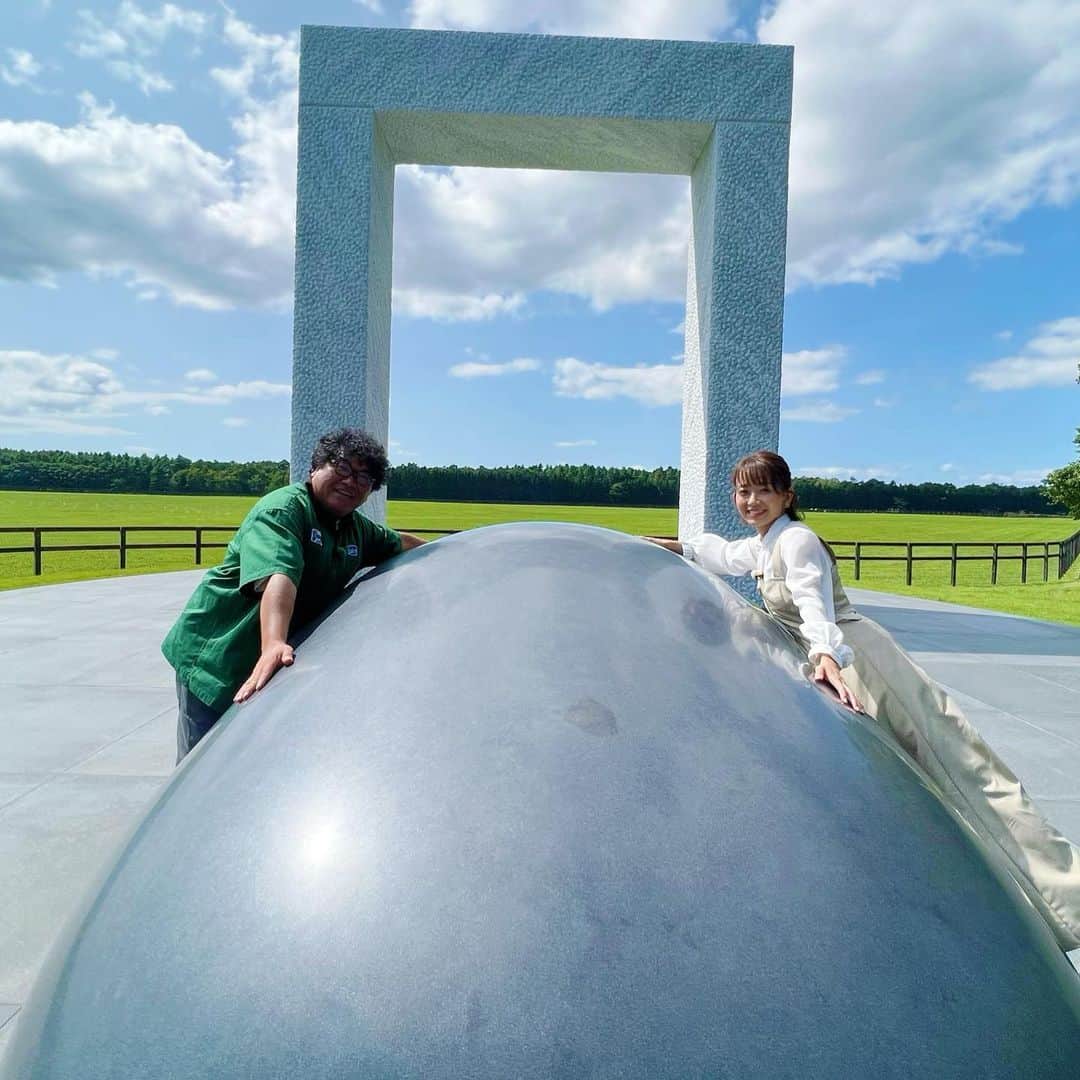 岡部玲子さんのインスタグラム写真 - (岡部玲子Instagram)「ノーザンファームミックスセール2023特集🐎📺  本日グリーンチャンネルで放送となります☺️  今年もカンニング竹山さんと共に 上場予定馬を沢山見せて頂きました🥹  ぜひ皆様も 未来のスターホース達を ここから追いかけてください☺️  再放送もございますので 見逃してしまった方も‼️  何度も見たい方も😁  是非チェックしてくださいね☺️  見てみたかった ディープインパクトゲート✨  目の前で見ることができました〜っ‼️  壮大なスケールに圧巻🥹✨  夕暮れ時の美しさといったらもう…🥹✨  ノーザンホースパークのお蕎麦に ソフトクリーム🍦も ほっんとうに美味しくて やっぱり感動🥹  いっぱいいただいたのに 空港でもソフトクリームを食べて帰るという…😂  たまには食べすぎてもいいか〜😂  この数ヶ月で何度も北海道に行けて嬉しい 私なのでした〜っ🥹✨  #岡部玲子 #タレント　#レポーター　#競馬キャスター　#グリーンチャンネル　#特番　#ノーザンファームミックスセール #上場馬 #ディープインパクトゲート　#ノーザンホースパーク　#カンニング竹山さん #お世話になった皆様 #ありがとうございました #北海道」9月26日 17時17分 - reiko_okabe