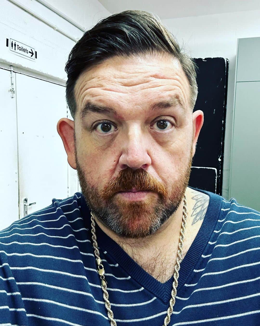 ニック・フロストのインスタグラム：「It felt weird losing weight while having a beard. I couldn’t really tell. Then I shaved yesterday and last night my baby-girl wouldn’t cuddle me! She didn’t recognise dad, she walked past and said “Nope.” 😂😍 8 Stone Down! #asliceoffriedgold」