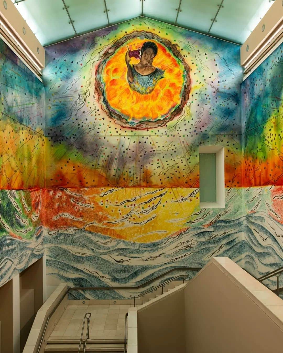 のインスタグラム：「‘Requiem’ is a new site-specific mural by Chris Ofili at Tate Britain. Spanning three walls, ‘Requiem’ pays tribute to fellow artist Khadija Saye and remembers the tragedy of the Grenfell Tower fire. It offers a poetic reflection on loss, spirituality and transformation.  Chris Ofili met Khadija Saye in May 2017 when they were both exhibiting work in Venice. One month later, Saye died in the Grenfell Tower fire. Memories of their meeting had a profound impact on Ofili.  When making this artwork, the artist recalled the feelings he had when he made ‘No Woman, No Cry’ in 1998 as a tribute to Stephen Lawrence and his mother Doreen. For Ofili, ‘a statement of sadness was manifested in No Woman, No Cry. That feeling of injustice has returned. I wanted to make a work in tribute to Khadija Saye. Remembering the Grenfell Tower fire, I hope that the mural will continue to speak across time to our collective sadness.’  Chris Ofili, ‘Requiem’, 2023 (details) © Chris Ofili. Courtesy the artist.」